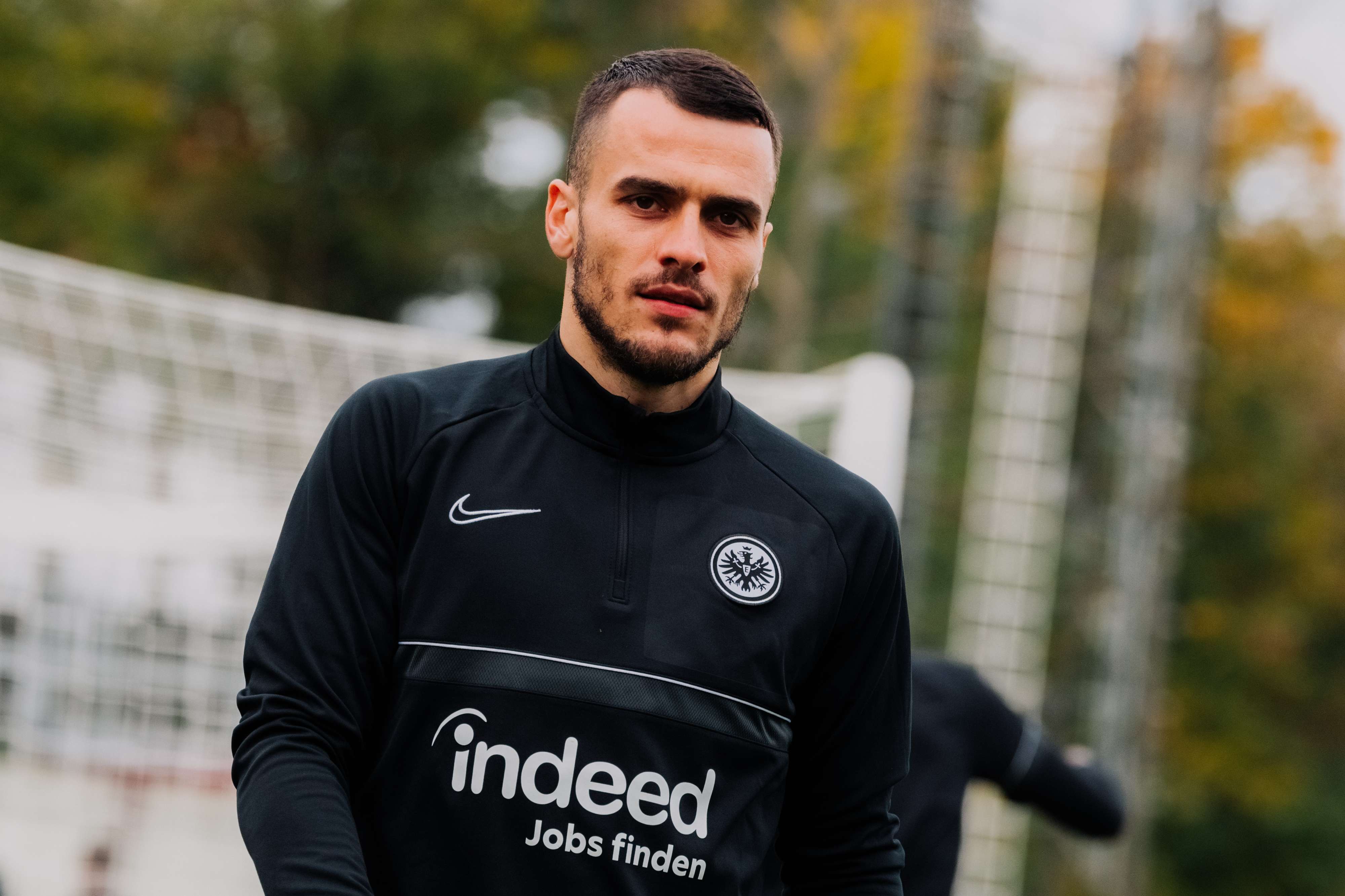 Filip Kostic in Erwartung der nächsten Übungsform. Filip Kostic in Erwartung der nächsten Übungsform.