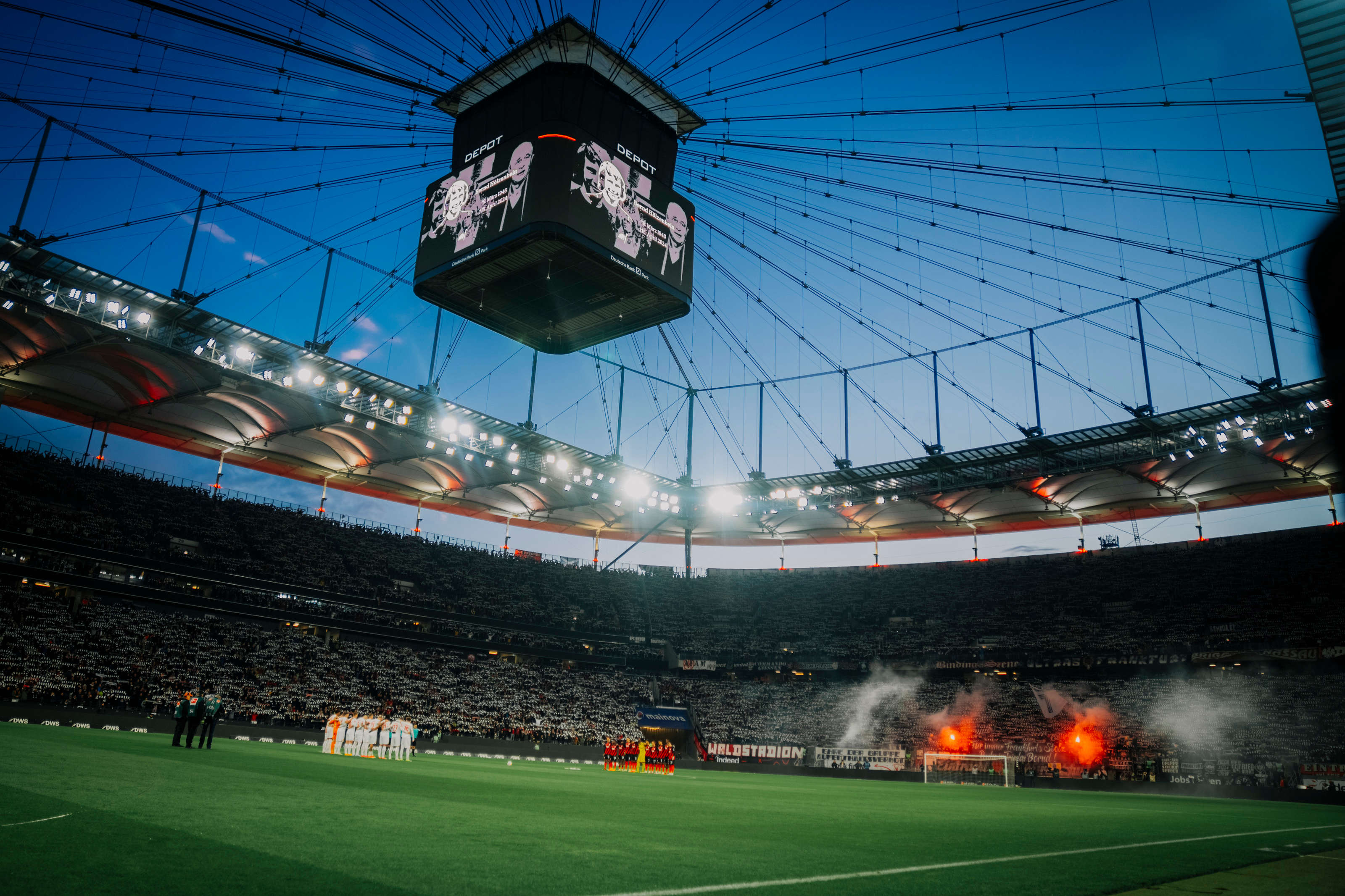Vor Anpfiff gedenken die Zuschauer im Deutsche Bank Park der am vergangenen Montag verstorbenen Eintracht-Legende Bernd Hölzenbein mit einer Schweigeminute. Vor Anpfiff gedenken die Zuschauer im Deutsche Bank Park der am vergangenen Montag verstorbenen Eintracht-Legende Bernd Hölzenbein mit einer Schweigeminute.