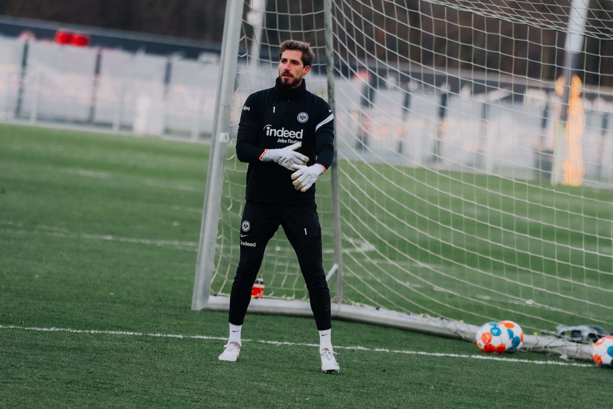 Währenddessen bereitet sich Kevin Trapp im Tor auf das bevorstehende Abschlussturnier vor. Währenddessen bereitet sich Kevin Trapp im Tor auf das bevorstehende Abschlussturnier vor.
