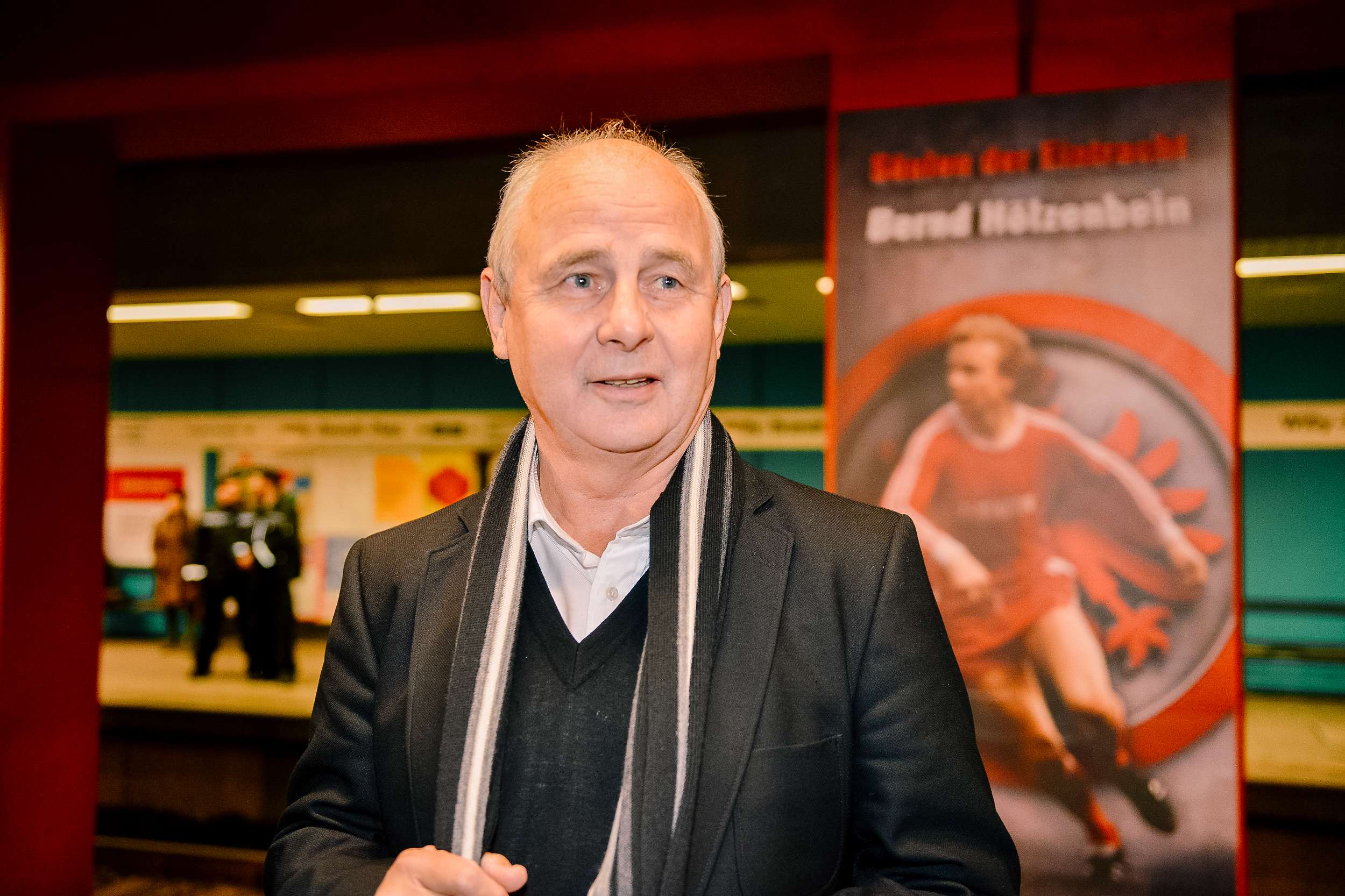 Bernd Hölzenbein, Säule der Eintracht, ist am 15. April 2024, im Alter von 78 Jahren gestorben. Bernd Hölzenbein, Säule der Eintracht, ist am 15. April 2024, im Alter von 78 Jahren gestorben.