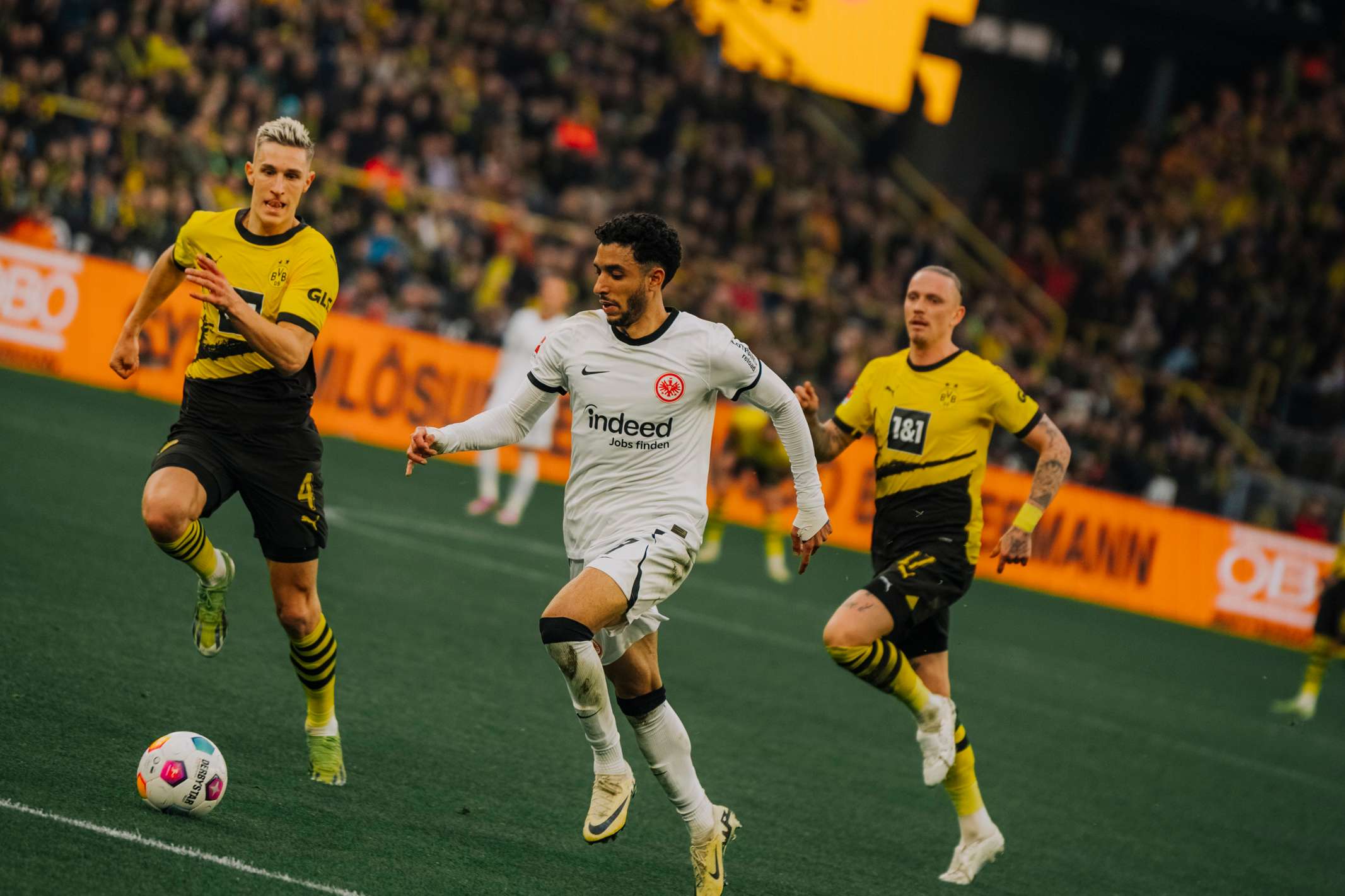Den Frankfurtern geling es im zweiten Durchgang zunächst deutlich besser, den Champions-League-Viertelfinalisten vom eigenen Tor fernzuhalten. Das Team von Coach Dino Toppmöller verschiebt gegen den Ball in allen Mannschaftsteilen besser und macht den Dortmundern so das Leben schwer. Vorne hat Omar Marmoush in der 68. Minute die große Chance auf die erneute Führung, doch Meyer pariert den Dropkick des Eintracht-Angreifers aus zwölf Metern. Den Frankfurtern geling es im zweiten Durchgang zunächst deutlich besser, den Champions-League-Viertelfinalisten vom eigenen Tor fernzuhalten. Das Team von Coach Dino Toppmöller verschiebt gegen den Ball in allen Mannschaftsteilen besser und macht den Dortmundern so das Leben schwer. Vorne hat Omar Marmoush in der 68. Minute die große Chance auf die erneute Führung, doch Meyer pariert den Dropkick des Eintracht-Angreifers aus zwölf Metern.