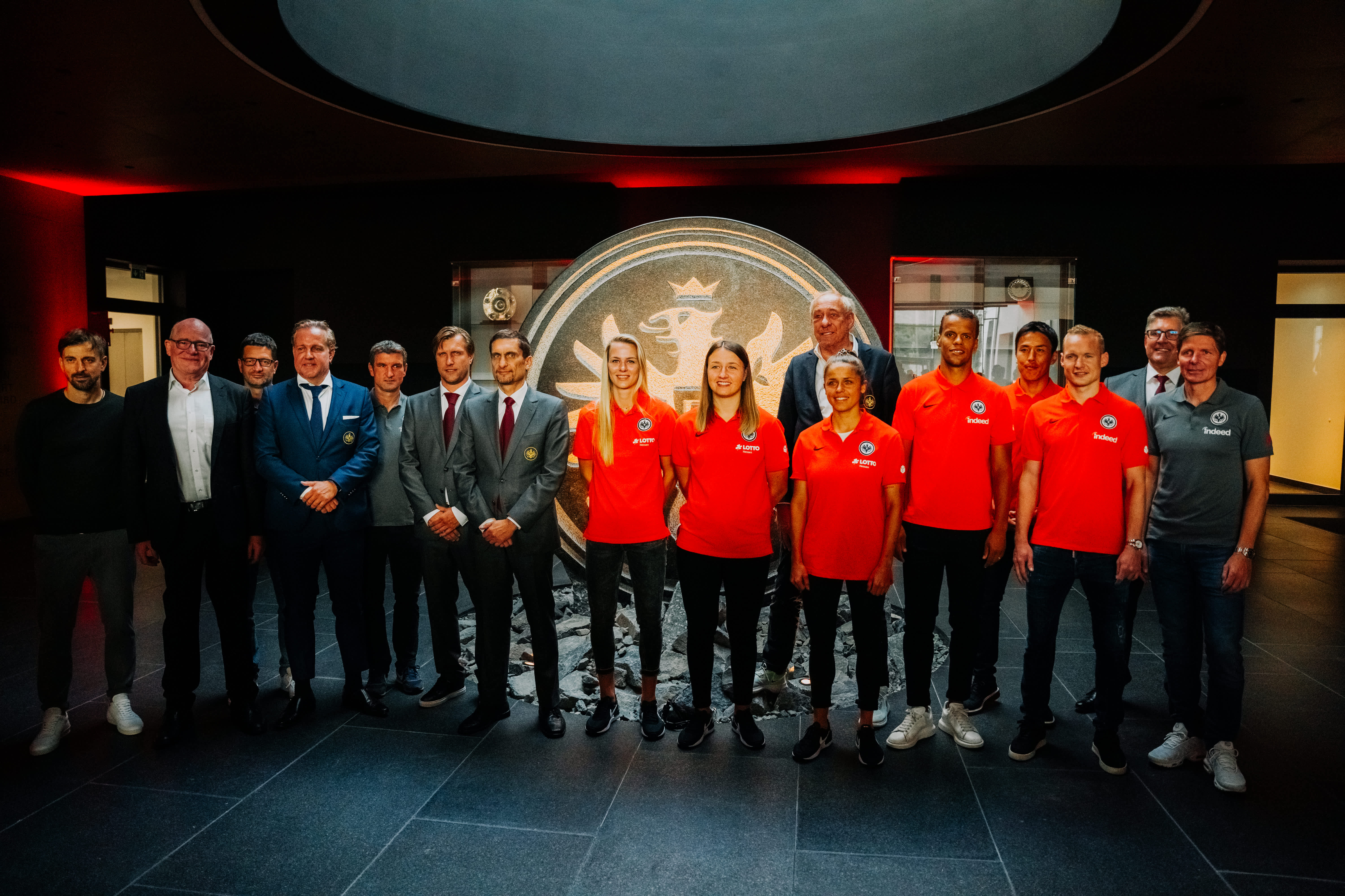 Vereint vor dem Frankfurter Steinadler Bild 1