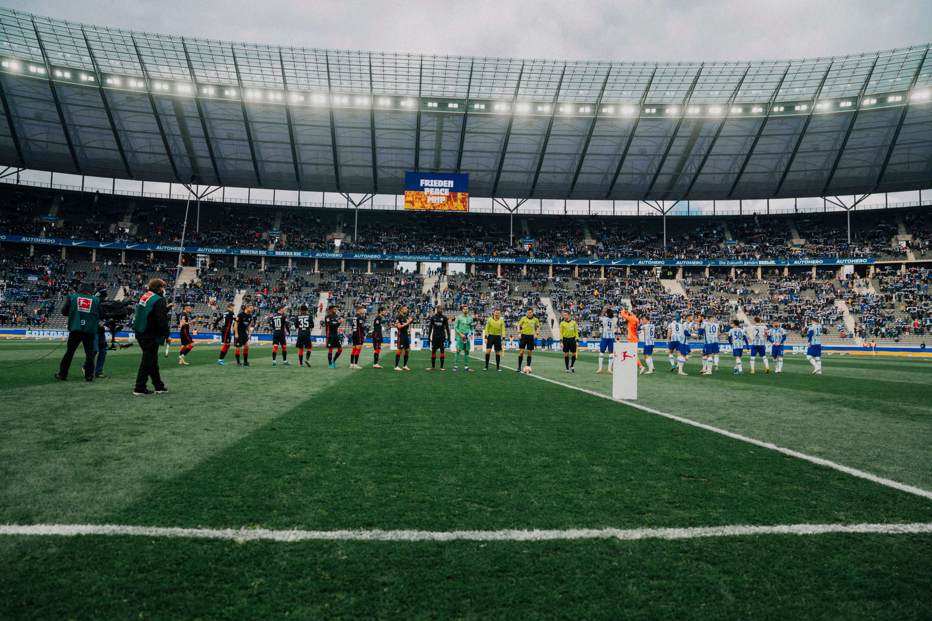 Die Hessen treten in der Hauptstadt mit drei personellen Veränderungen im Vergleich zum 0:1 vor einer Woche gegen Bayern München an. Die Hessen treten in der Hauptstadt mit drei personellen Veränderungen im Vergleich zum 0:1 vor einer Woche gegen Bayern München an.