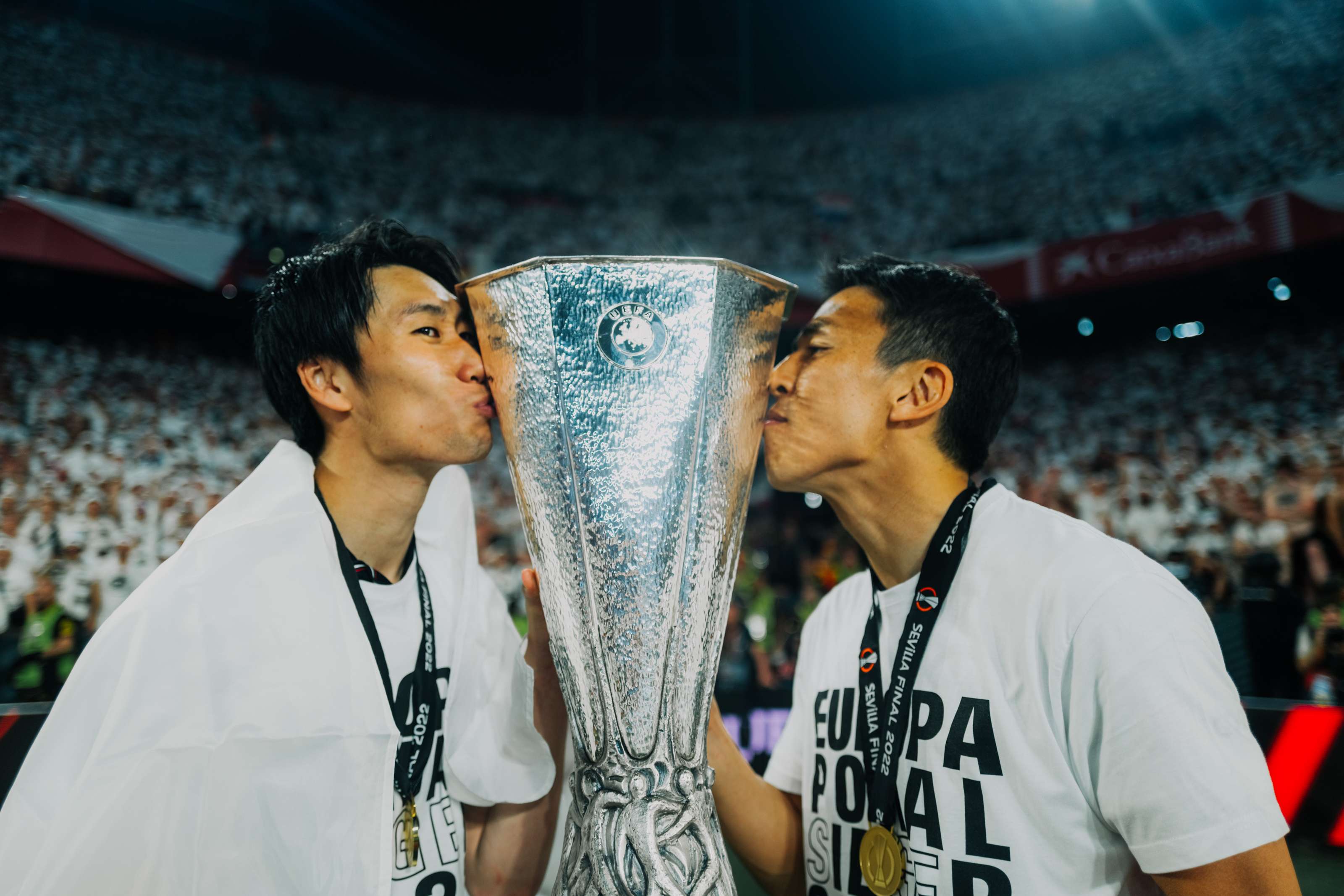 Der nächste große Titel mit Frankfurt folgt vier Jahre nach dem DFB-Pokaltriumph von Berlin. In Sevilla gewinnen Hasebe und seine Mannschaftskollegen die UEFA Europa League. Im Europapokalendspiel überließ Hasebe übrigens seinem Landsmann Daichi Kamada den Platz im Elfmeterschießen gegen den Rangers FC. Der nächste große Titel mit Frankfurt folgt vier Jahre nach dem DFB-Pokaltriumph von Berlin. In Sevilla gewinnen Hasebe und seine Mannschaftskollegen die UEFA Europa League. Im Europapokalendspiel überließ Hasebe übrigens seinem Landsmann Daichi Kamada den Platz im Elfmeterschießen gegen den Rangers FC.