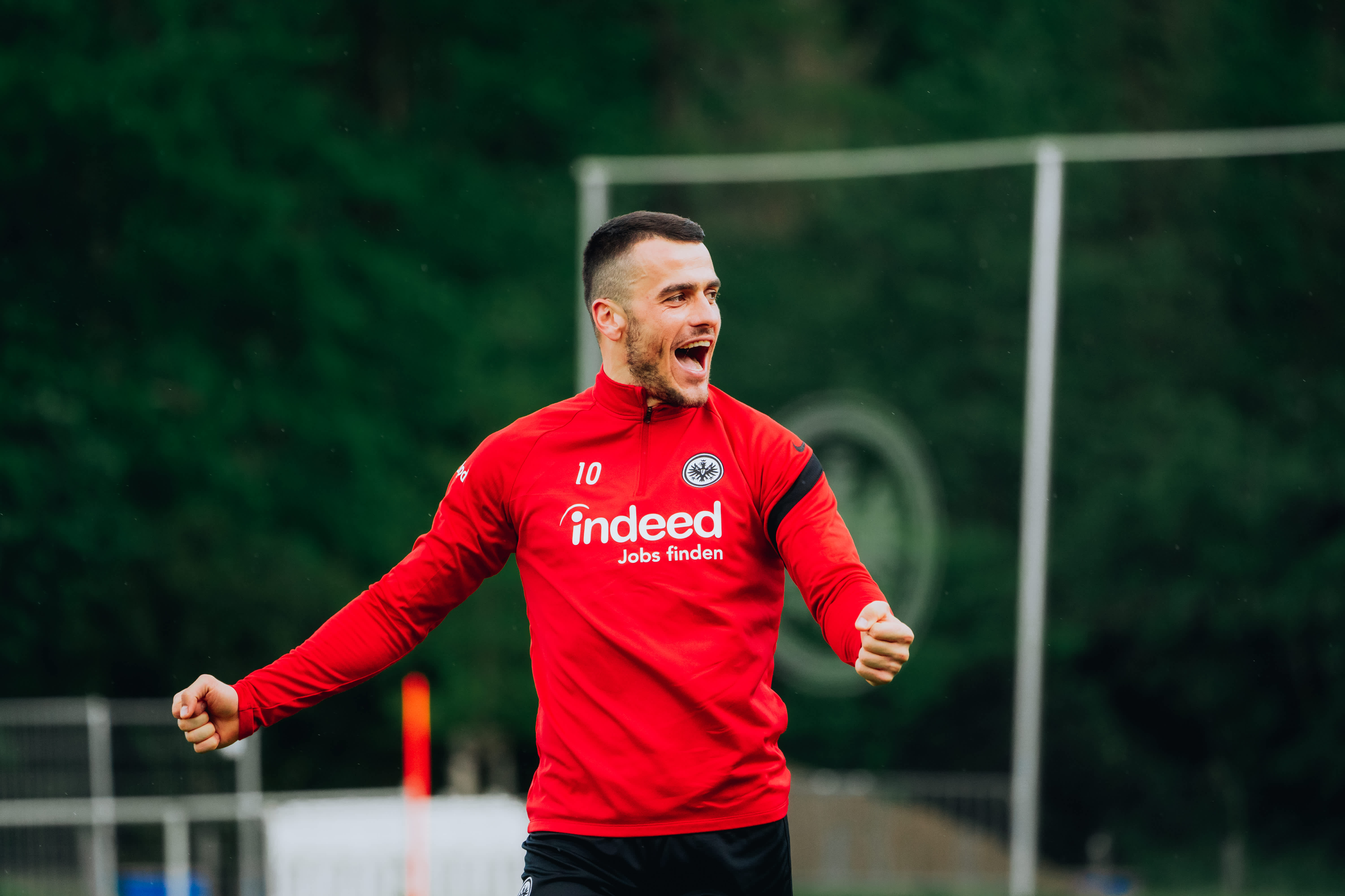 Filip Kostic jubelt nach einem erfolgreichen Abschluss. Filip Kostic jubelt nach einem erfolgreichen Abschluss.