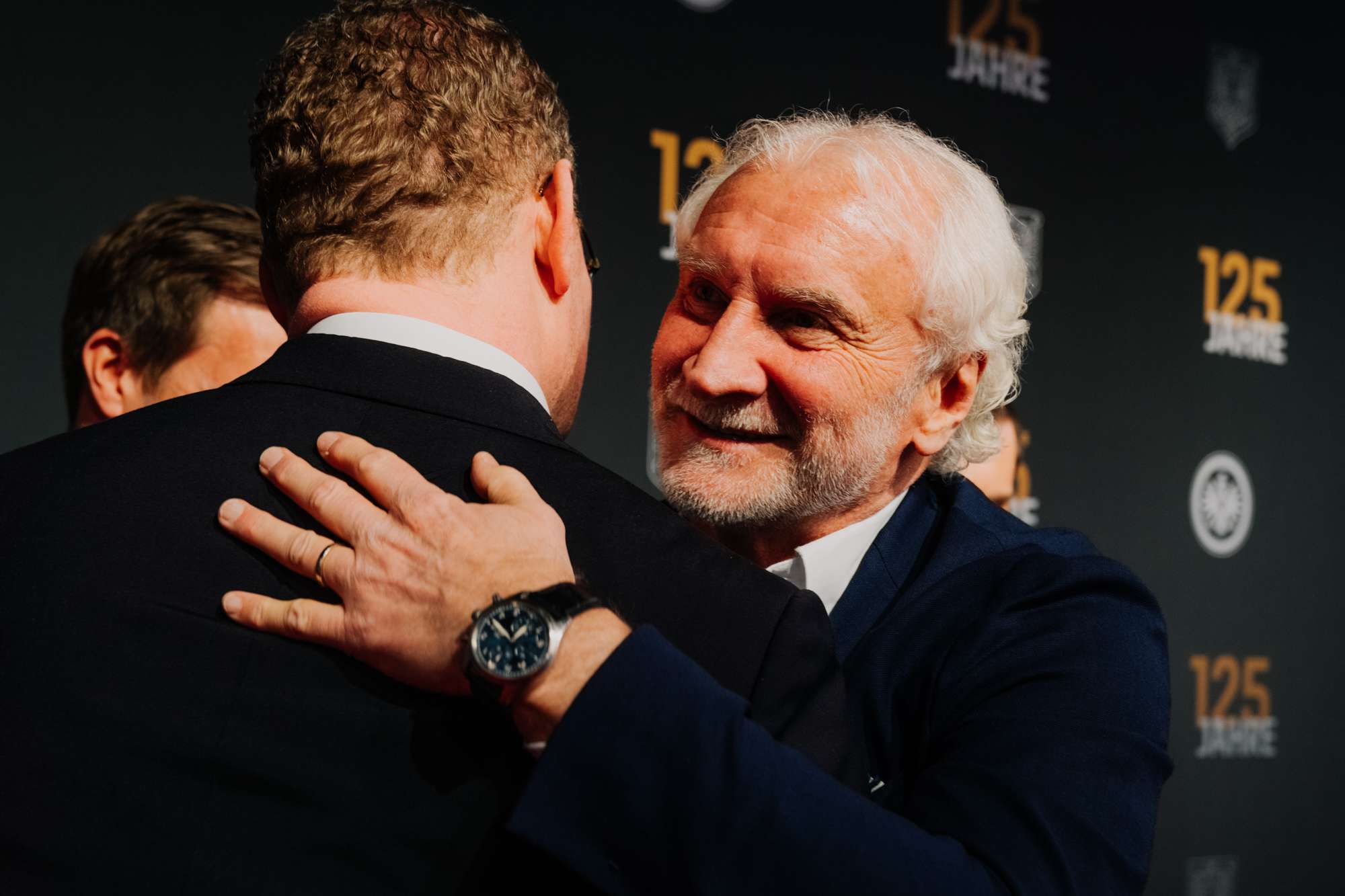 Rudi Völler, Direktor der Männernationalmannschaft und gebürtiger Hanauer, bei der Begrüßung mit Philipp Reschke. Rudi Völler, Direktor der Männernationalmannschaft und gebürtiger Hanauer, bei der Begrüßung mit Philipp Reschke.