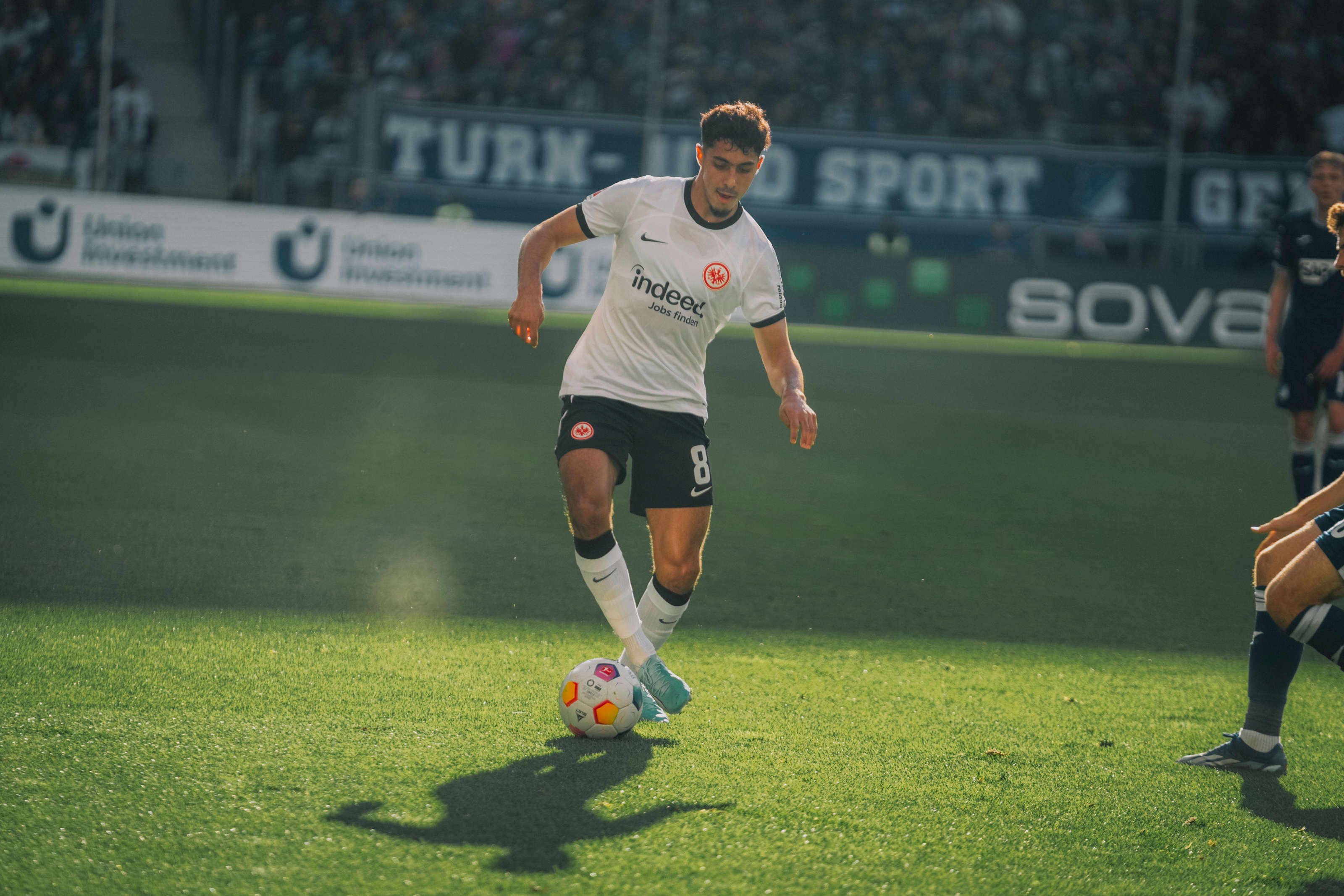 Eintracht-Cheftrainer Dino Toppmöller bezeichnet Farès Chaibi als „Instinktfußballer“. Eintracht-Cheftrainer Dino Toppmöller bezeichnet Farès Chaibi als „Instinktfußballer“.