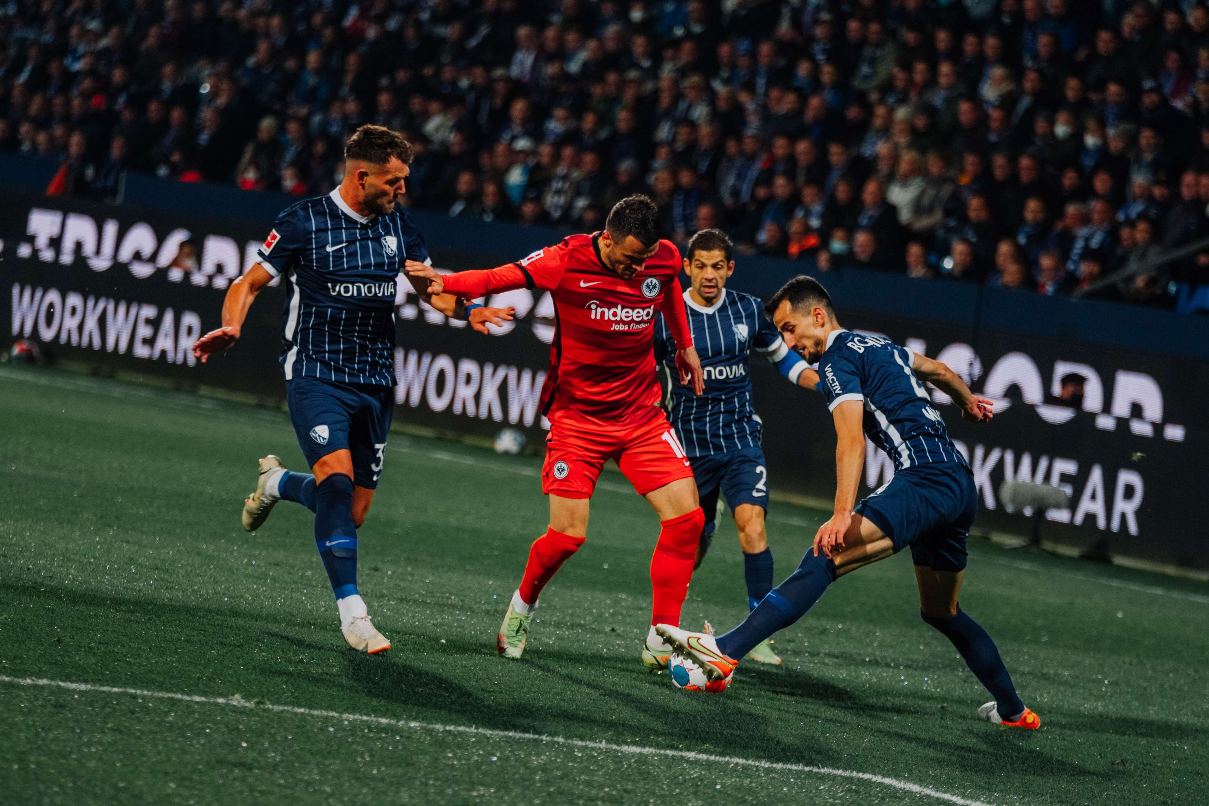 Nach dem Seitenwechsel probieren die Hessen um Filip Kostic vieles, doch ein Durchkommen ist selten. Nach dem Seitenwechsel probieren die Hessen um Filip Kostic vieles, doch ein Durchkommen ist selten.