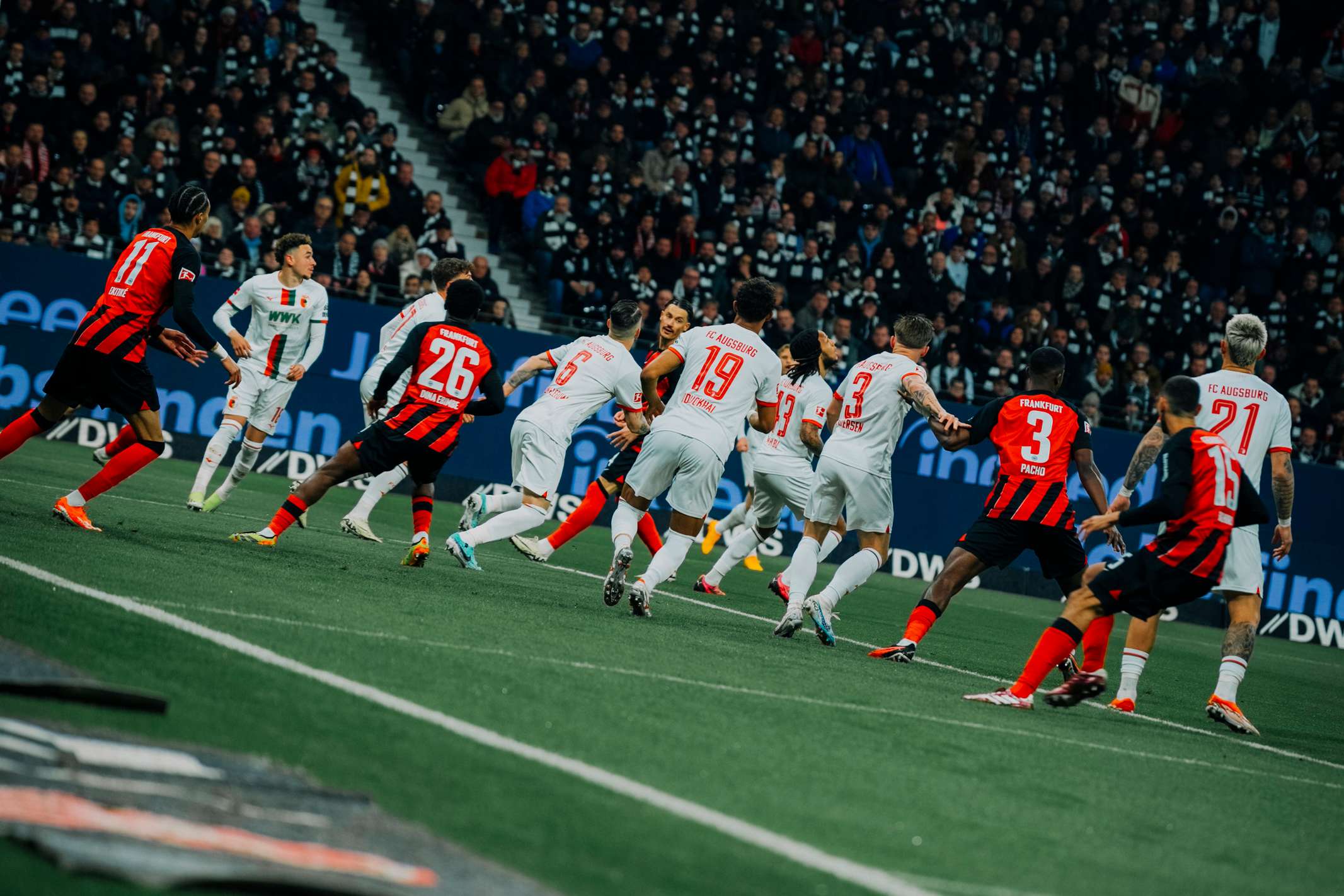 13. Minute: Demirovic bedient den in den Sechzehner eingelaufenen Vargas, der Trapp mit seinem satten Rechtsschuss aus spitzem Winkel keine Abwehrchance lässt (13.). Die Eintracht versucht zu antworten, ein Tor bleibt zunächst jedoch aus. Frankfurt liegt zur Pause mit 0:1 hinten. 13. Minute: Demirovic bedient den in den Sechzehner eingelaufenen Vargas, der Trapp mit seinem satten Rechtsschuss aus spitzem Winkel keine Abwehrchance lässt (13.). Die Eintracht versucht zu antworten, ein Tor bleibt zunächst jedoch aus. Frankfurt liegt zur Pause mit 0:1 hinten.