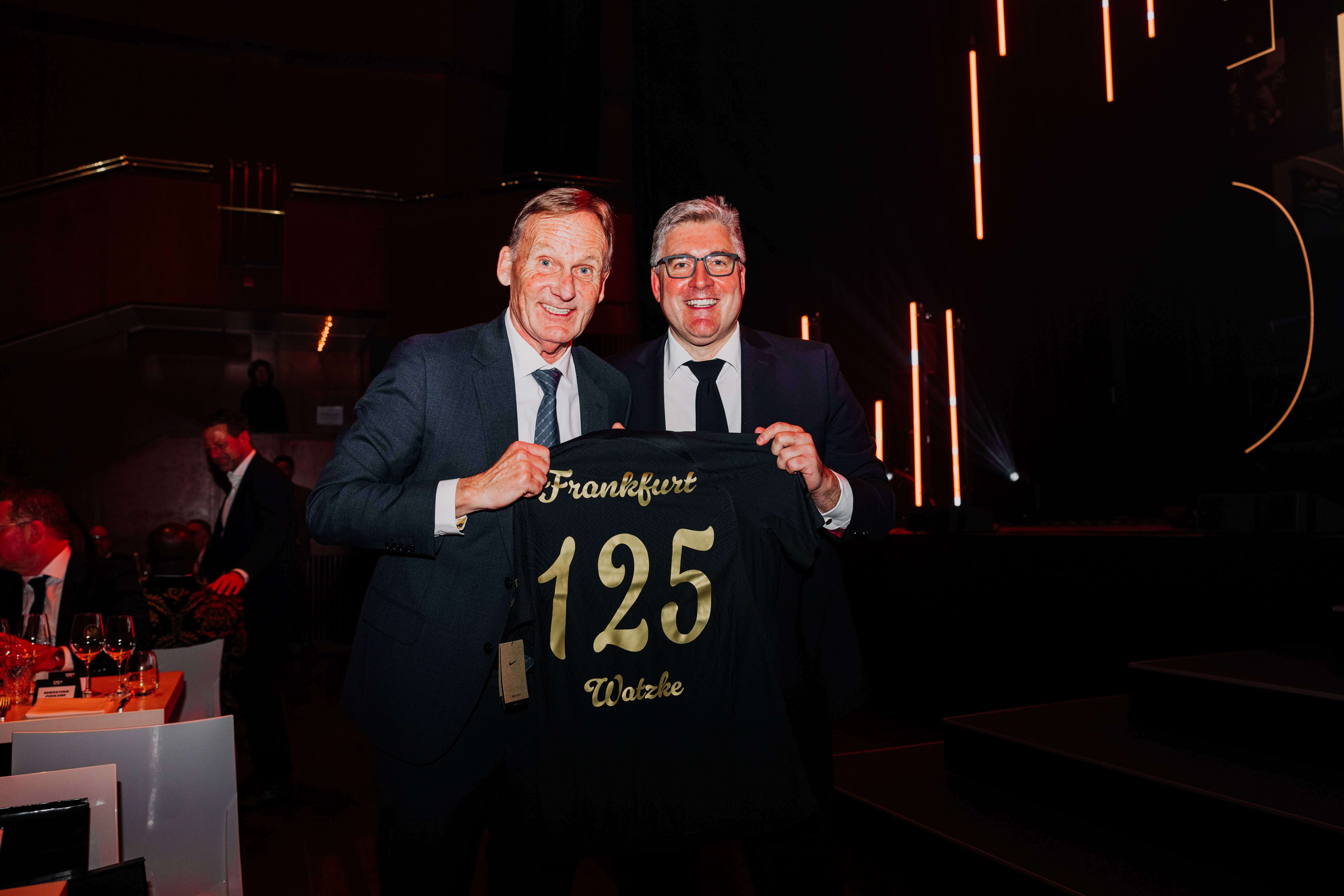 Gutes Verhältnis, schöne Geste: Hans-Joachim Watzke, 1. Stellvertreter der DFL-Geschäftsführung, und Axel Hellmann. Gutes Verhältnis, schöne Geste: Hans-Joachim Watzke, 1. Stellvertreter der DFL-Geschäftsführung, und Axel Hellmann.