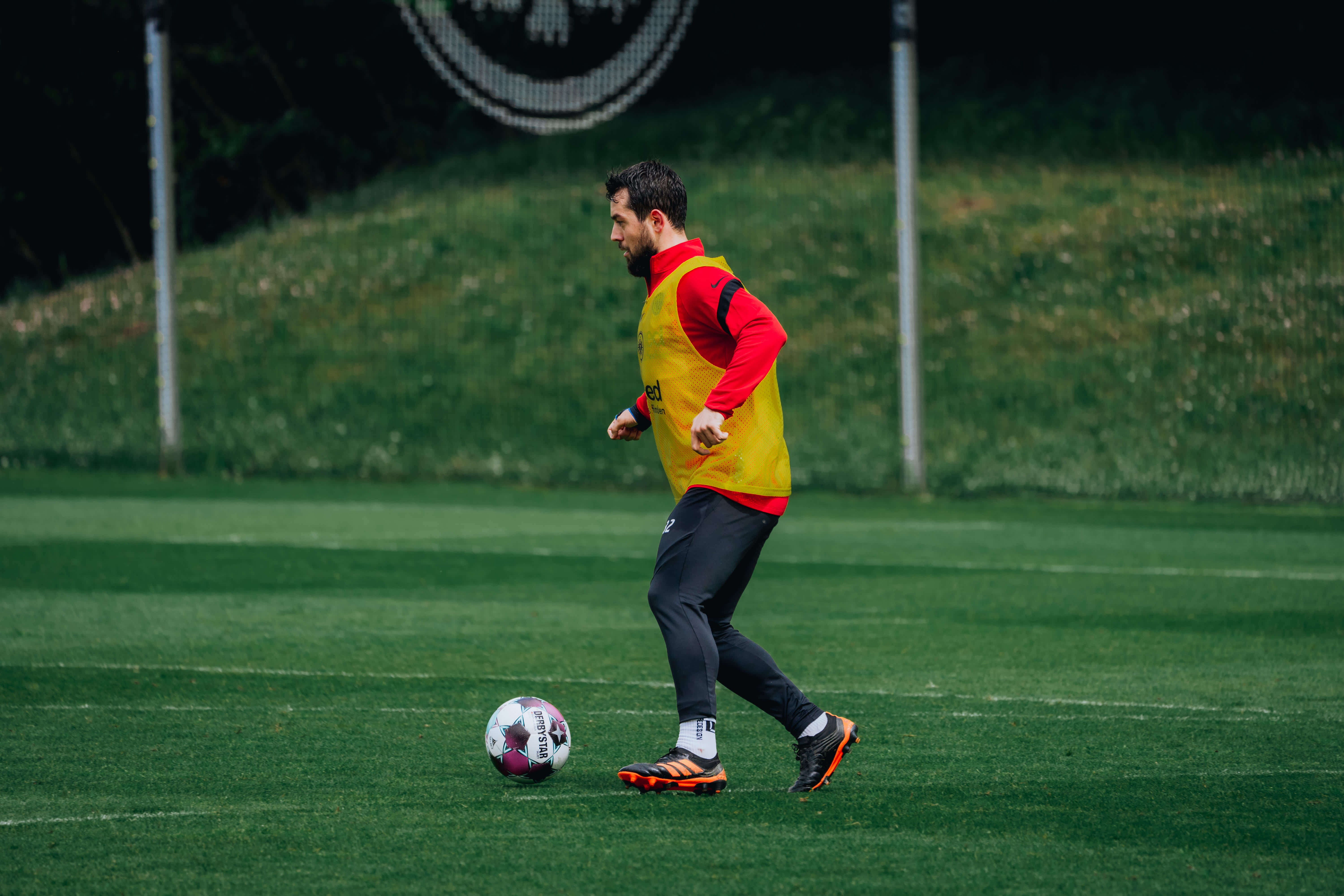 Amin Younes setzt zum Dribbling an. Amin Younes setzt zum Dribbling an.