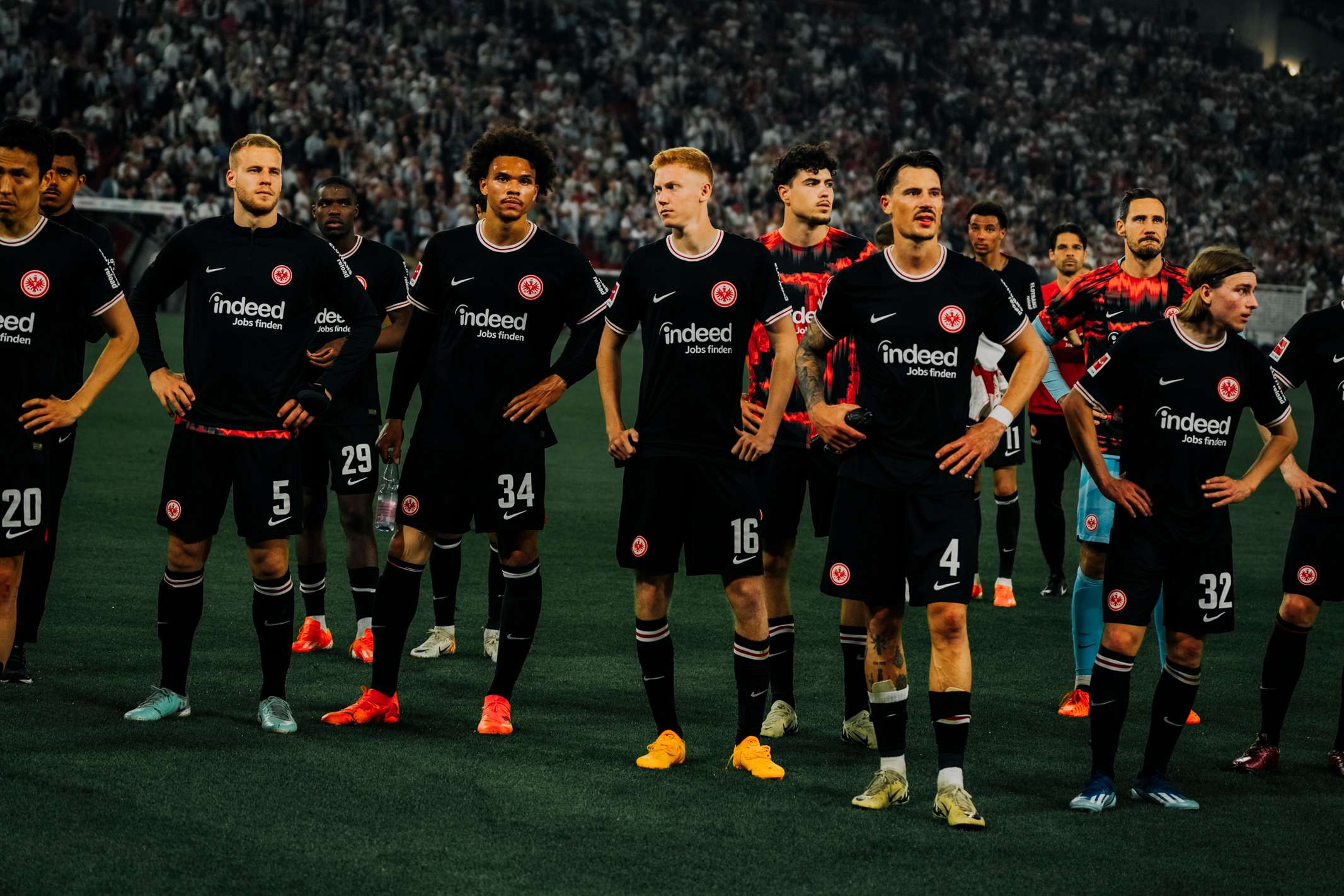 Letztlich gibt es beim Auswärtsspiel in Stuttgart am Samstagabend nichts zu holen für die Adlerträger, die mit 0:3 (0:3) beim VfB verlieren. Das Spiel schreibt dennoch die eine oder andere Geschichte ... Letztlich gibt es beim Auswärtsspiel in Stuttgart am Samstagabend nichts zu holen für die Adlerträger, die mit 0:3 (0:3) beim VfB verlieren. Das Spiel schreibt dennoch die eine oder andere Geschichte ...