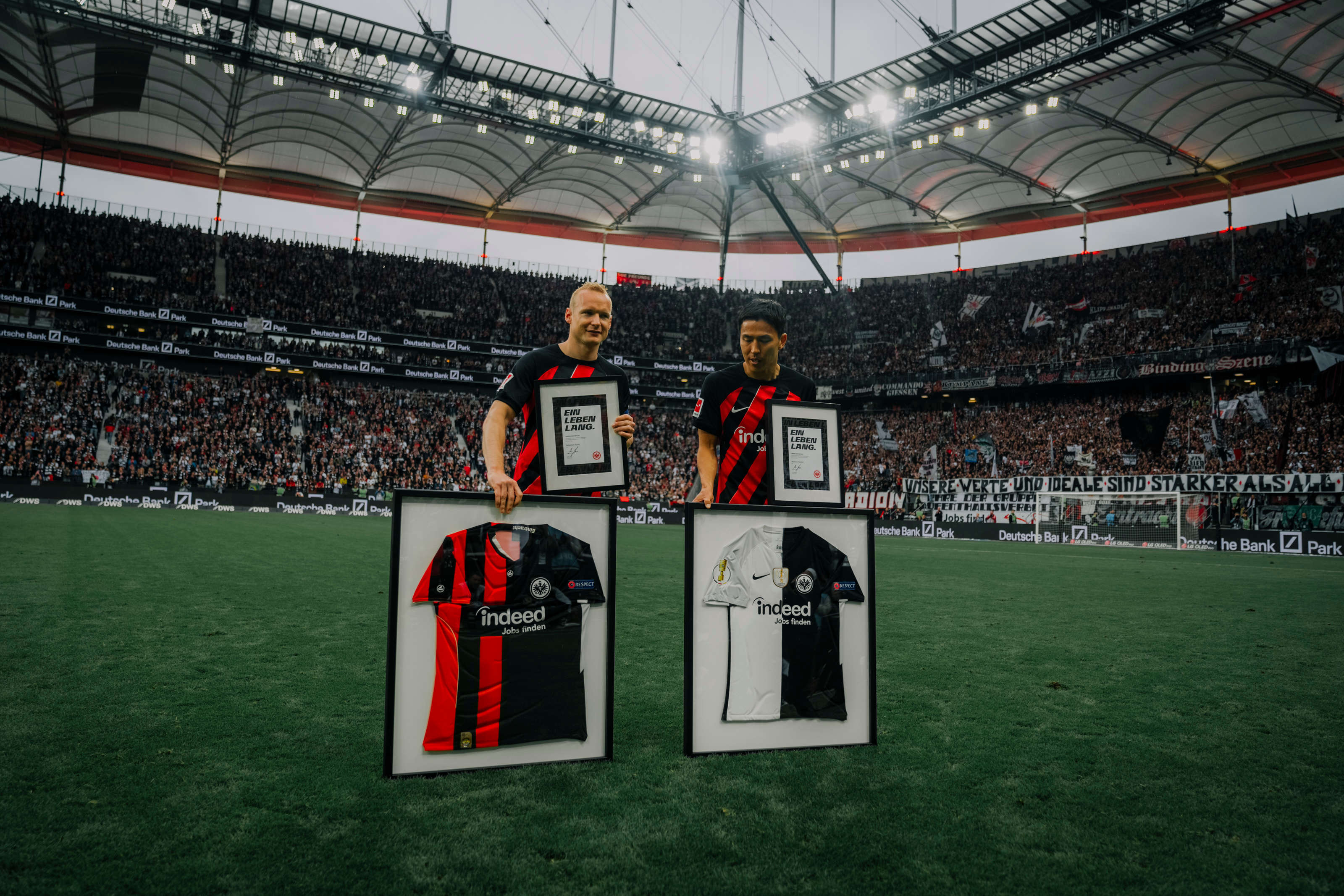 Es sollte ein besonders emotionales Saisonfinale im Frankfurter Deutsche Bank Park werden: Nicht nur kämpfte die Eintracht am letzten Spieltag 2023/24 um die direkte Qualifikation für die UEFA Europa League. Auch verabschiedeten sich mit Makoto Hasebe und Sebastian Rode zwei Vereinslegenden, die gegen Leipzig das letzte Spiel ihrer Karriere absolvieren sollten. Es sollte ein besonders emotionales Saisonfinale im Frankfurter Deutsche Bank Park werden: Nicht nur kämpfte die Eintracht am letzten Spieltag 2023/24 um die direkte Qualifikation für die UEFA Europa League. Auch verabschiedeten sich mit Makoto Hasebe und Sebastian Rode zwei Vereinslegenden, die gegen Leipzig das letzte Spiel ihrer Karriere absolvieren sollten.
