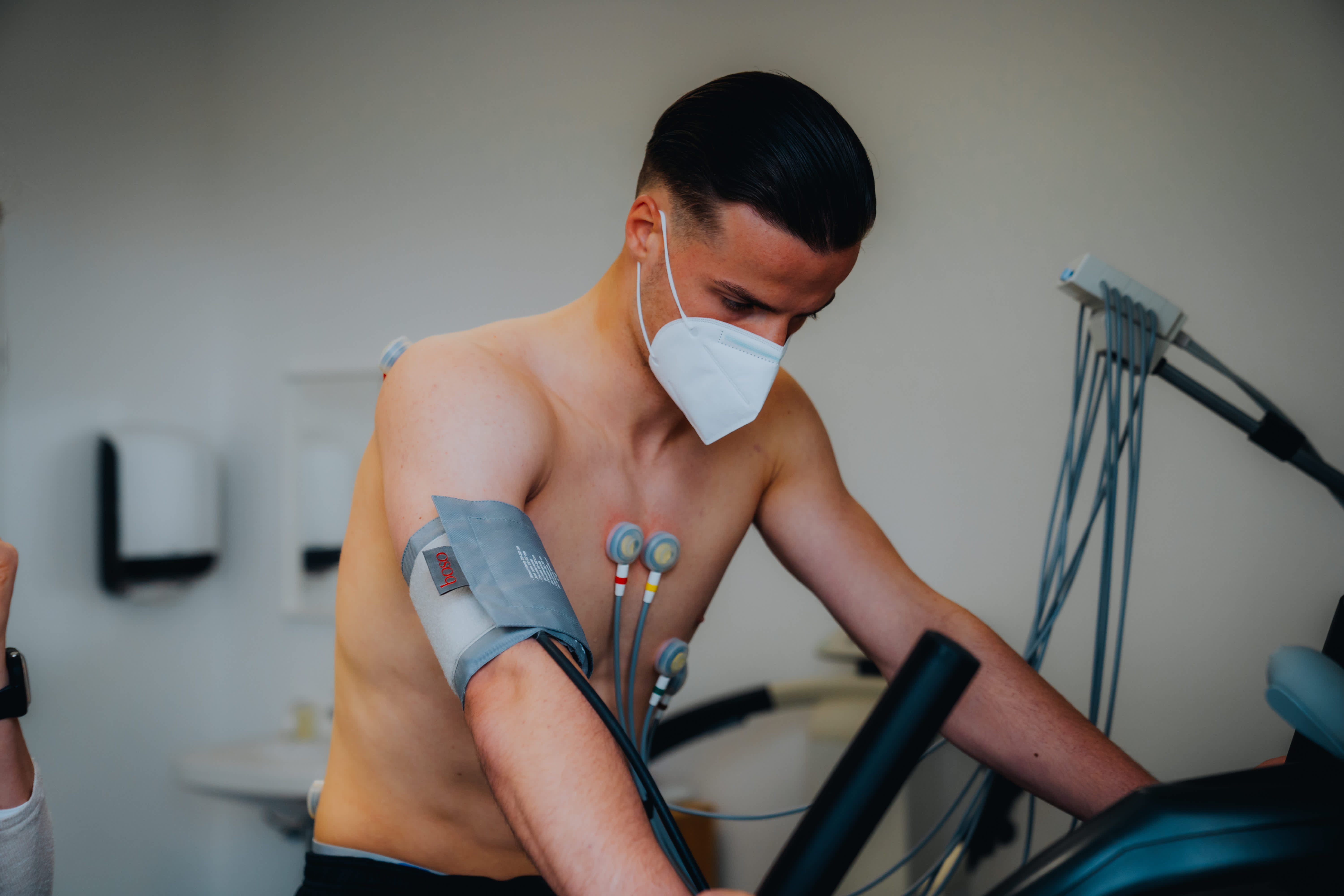 Erst die Pflicht: Diant Ramaj beim Medizincheck. Erst die Pflicht: Diant Ramaj beim Medizincheck.