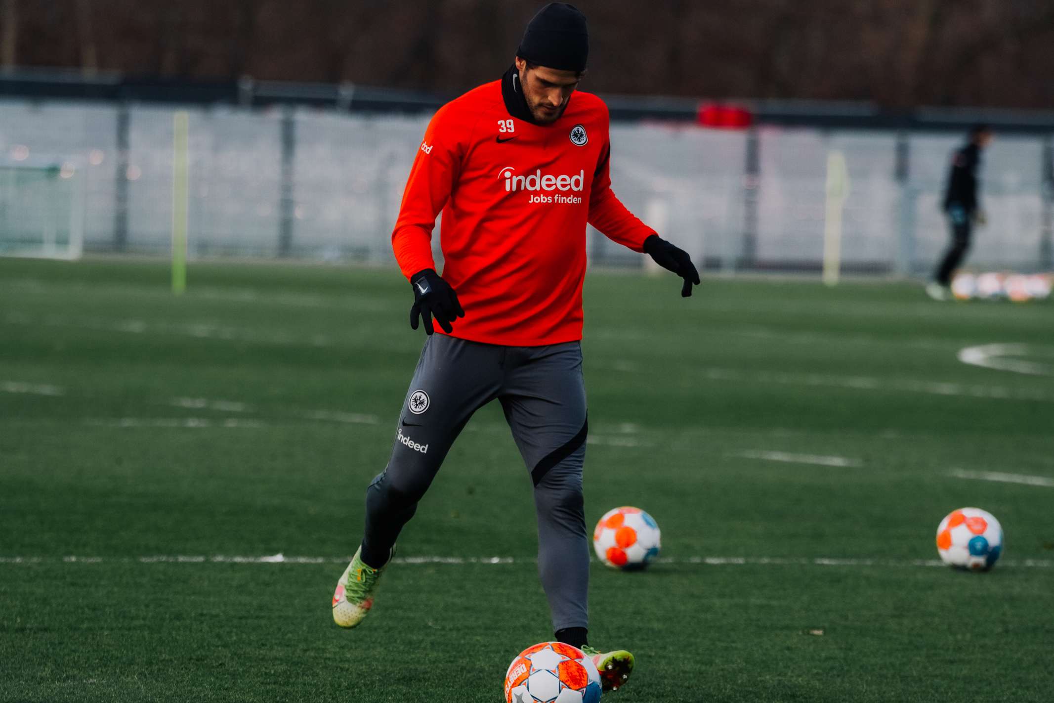 ...Goncalo Paciencia lassen den Ball nicht aus den Augen. ...Goncalo Paciencia lassen den Ball nicht aus den Augen.