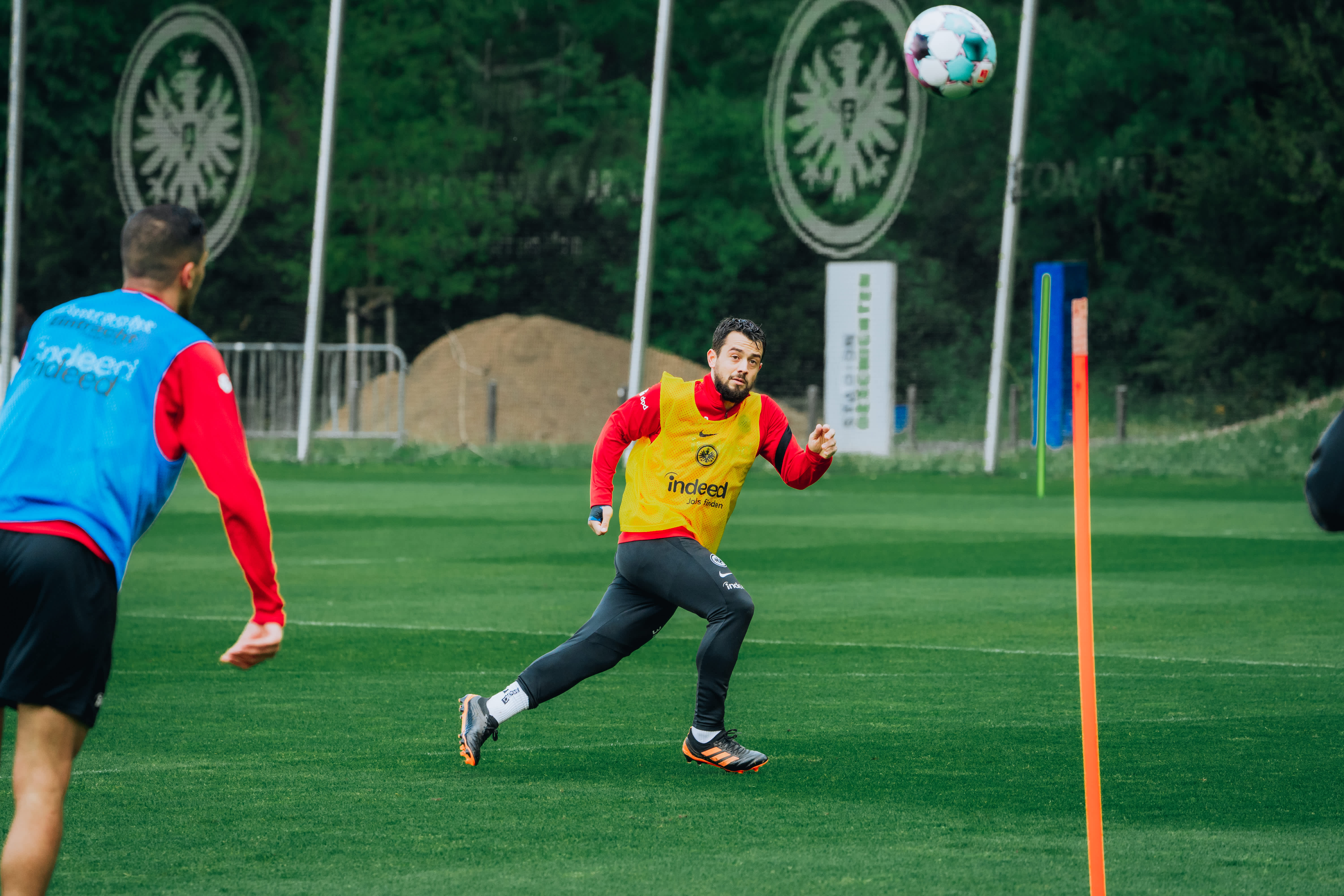 Amin Younes hat das Spielgerät fest im Blick. Amin Younes hat das Spielgerät fest im Blick.