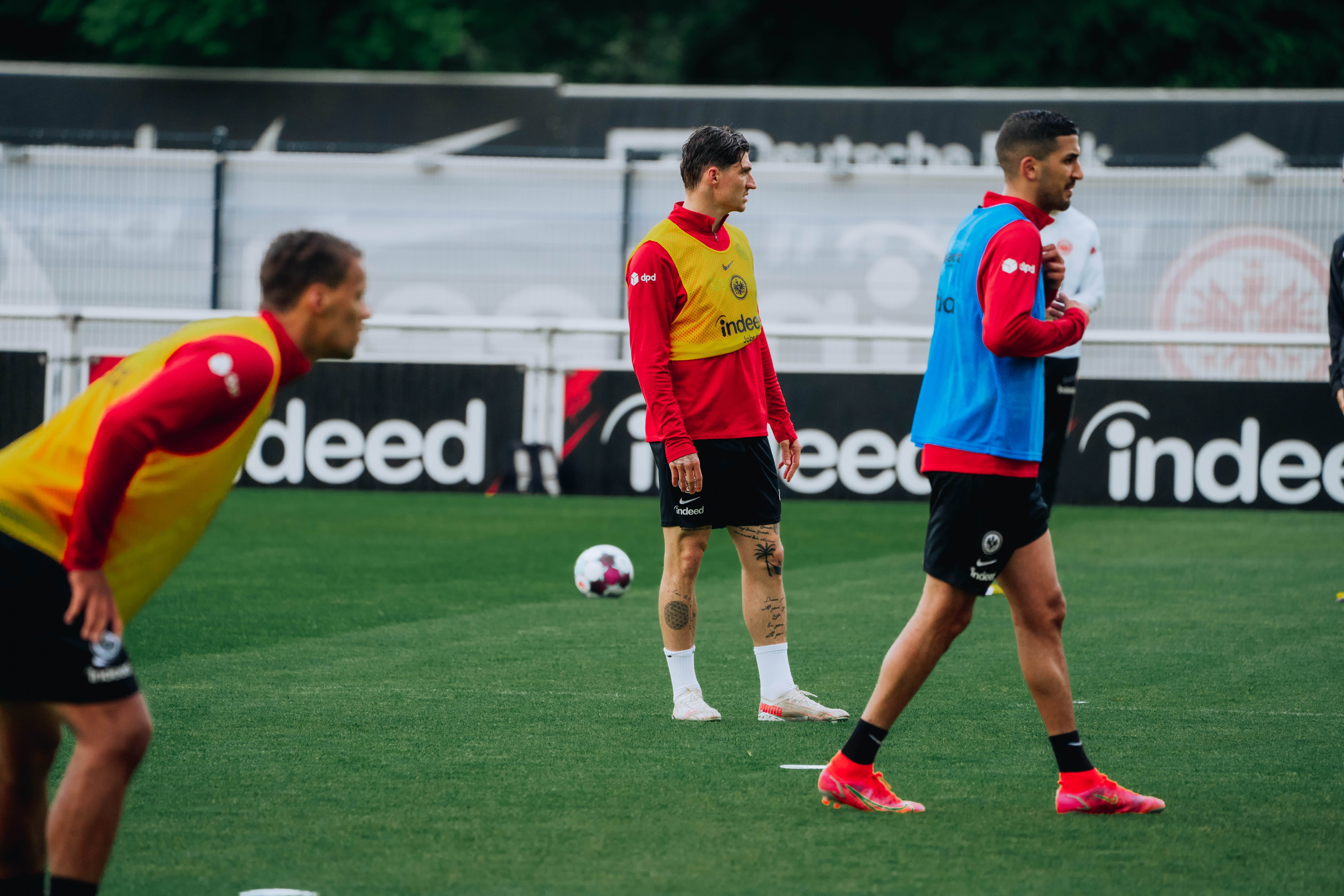 Timothy Chandler (l.) und Steven Zuber (2.v.r.) sind bereit für die Gegenspieler. Timothy Chandler (l.) und Steven Zuber (2.v.r.) sind bereit für die Gegenspieler.