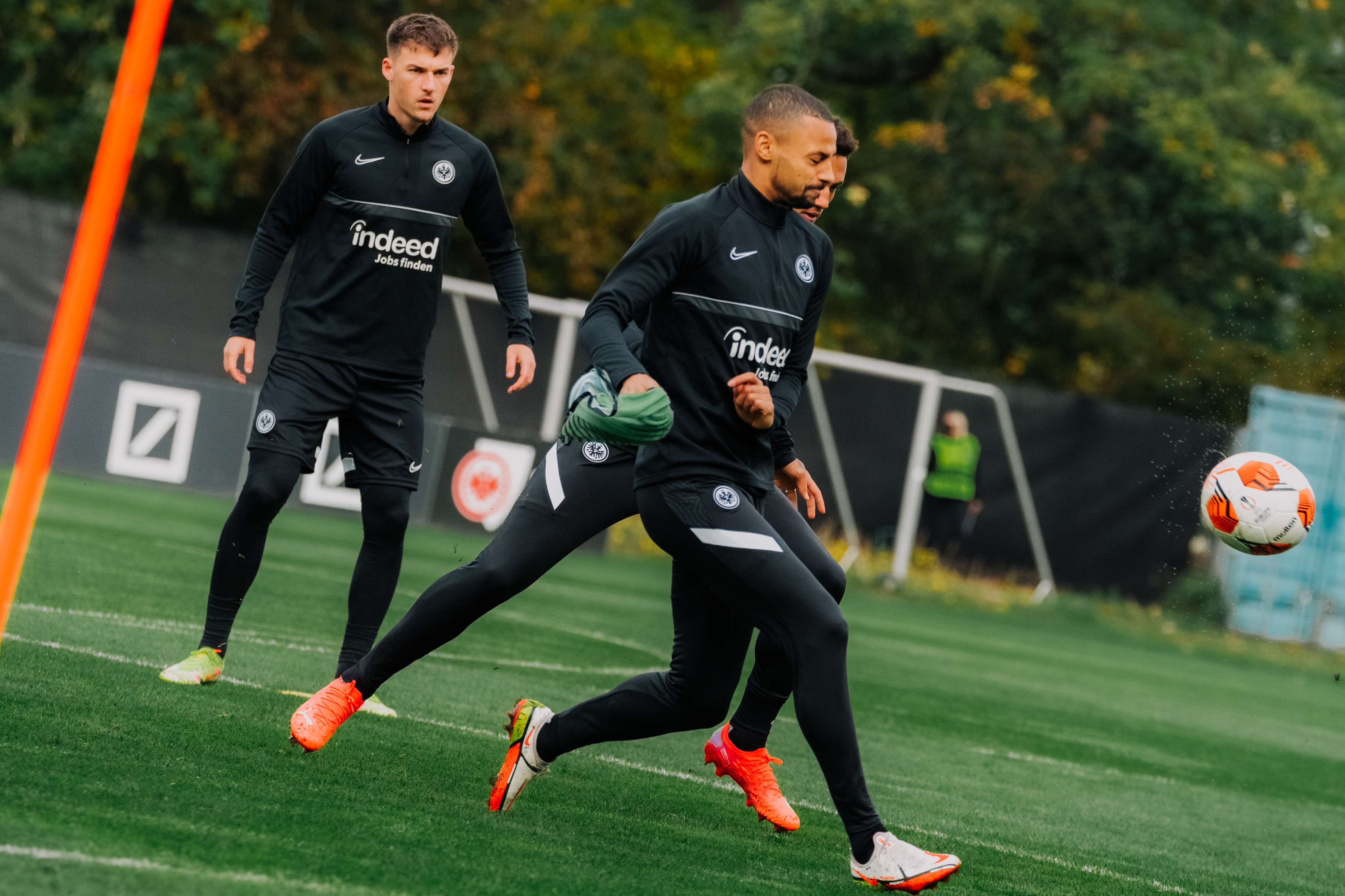 Ran an die Bälle: Djibril Sow beim Rondo über zwei Spielfeldbegrenzungen. Ran an die Bälle: Djibril Sow beim Rondo über zwei Spielfeldbegrenzungen.