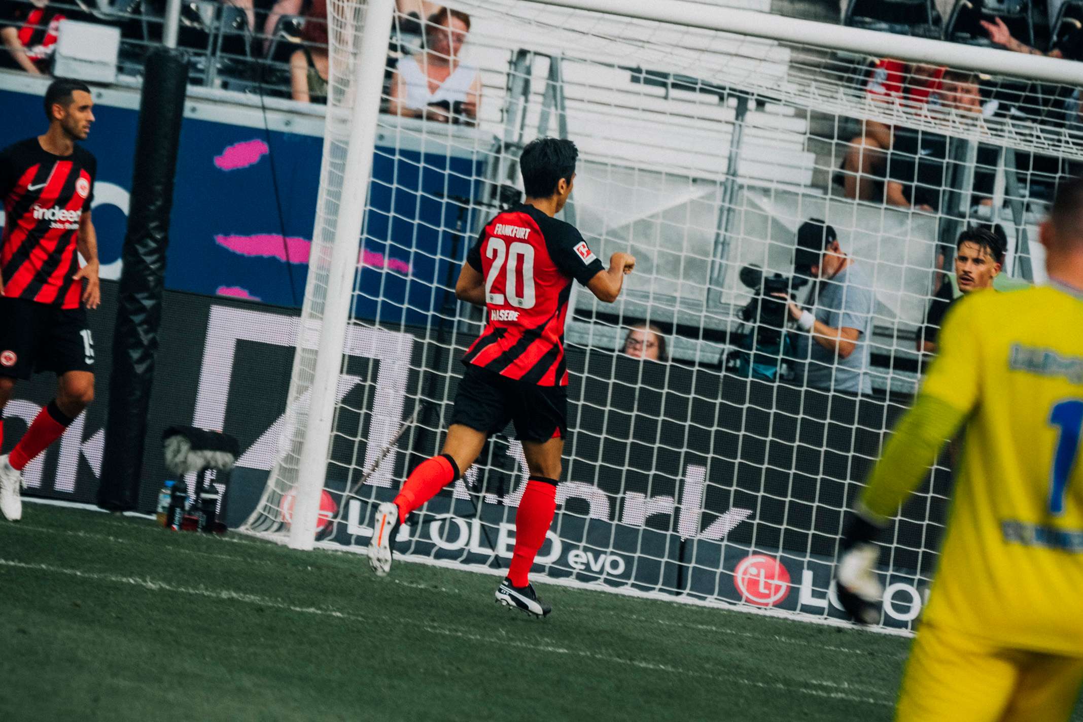 Nach einer Stunde kommt Makoto Hasebe in die Partie und avanciert damit zum ältesten Bundesligaspieler in der Geschichte von Eintracht Frankfurt. Nach einer Stunde kommt Makoto Hasebe in die Partie und avanciert damit zum ältesten Bundesligaspieler in der Geschichte von Eintracht Frankfurt.