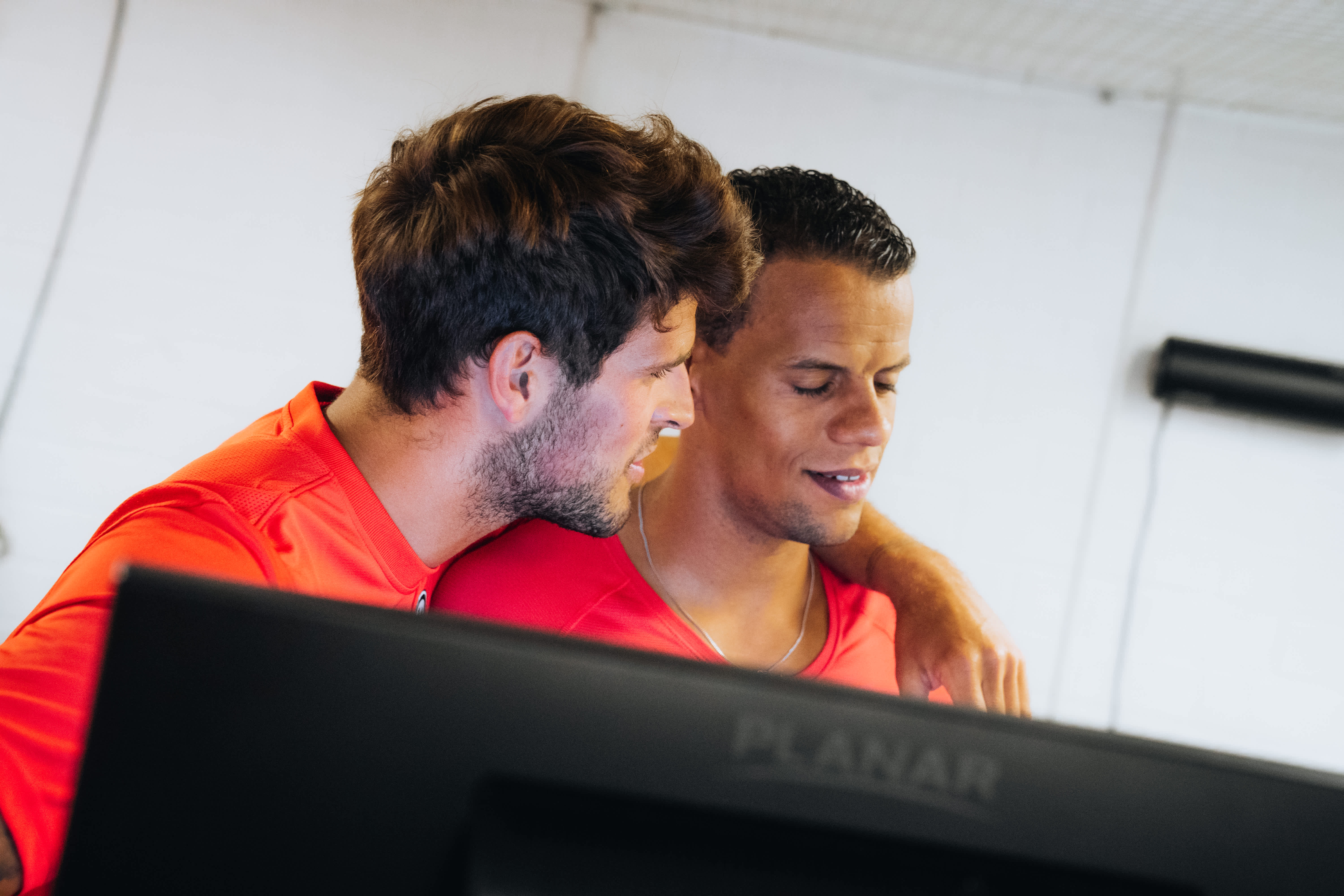 Beste Freunde wieder vereint: Goncalo Paciencia und Timothy Chandler haben gemeinsam Spaß beim Leistungstest. Beste Freunde wieder vereint: Goncalo Paciencia und Timothy Chandler haben gemeinsam Spaß beim Leistungstest.