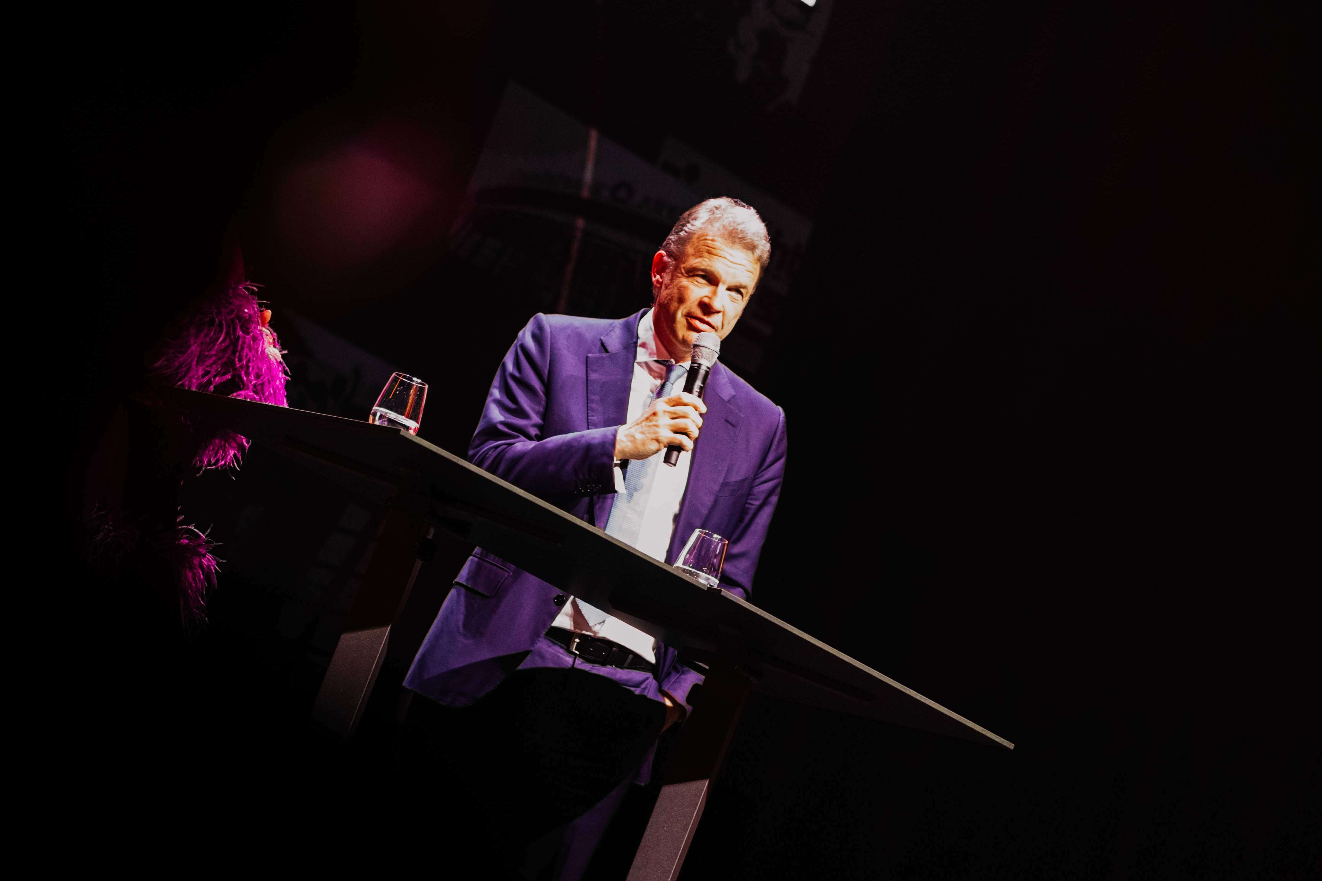 Christian Sewing, Vorstandsvorsitzender der Deutsche Bank AG, verdeutlicht die enge Verzahnung von Sport, Wirtschaft und Gesellschaft ebenso wie ... Christian Sewing, Vorstandsvorsitzender der Deutsche Bank AG, verdeutlicht die enge Verzahnung von Sport, Wirtschaft und Gesellschaft ebenso wie ...