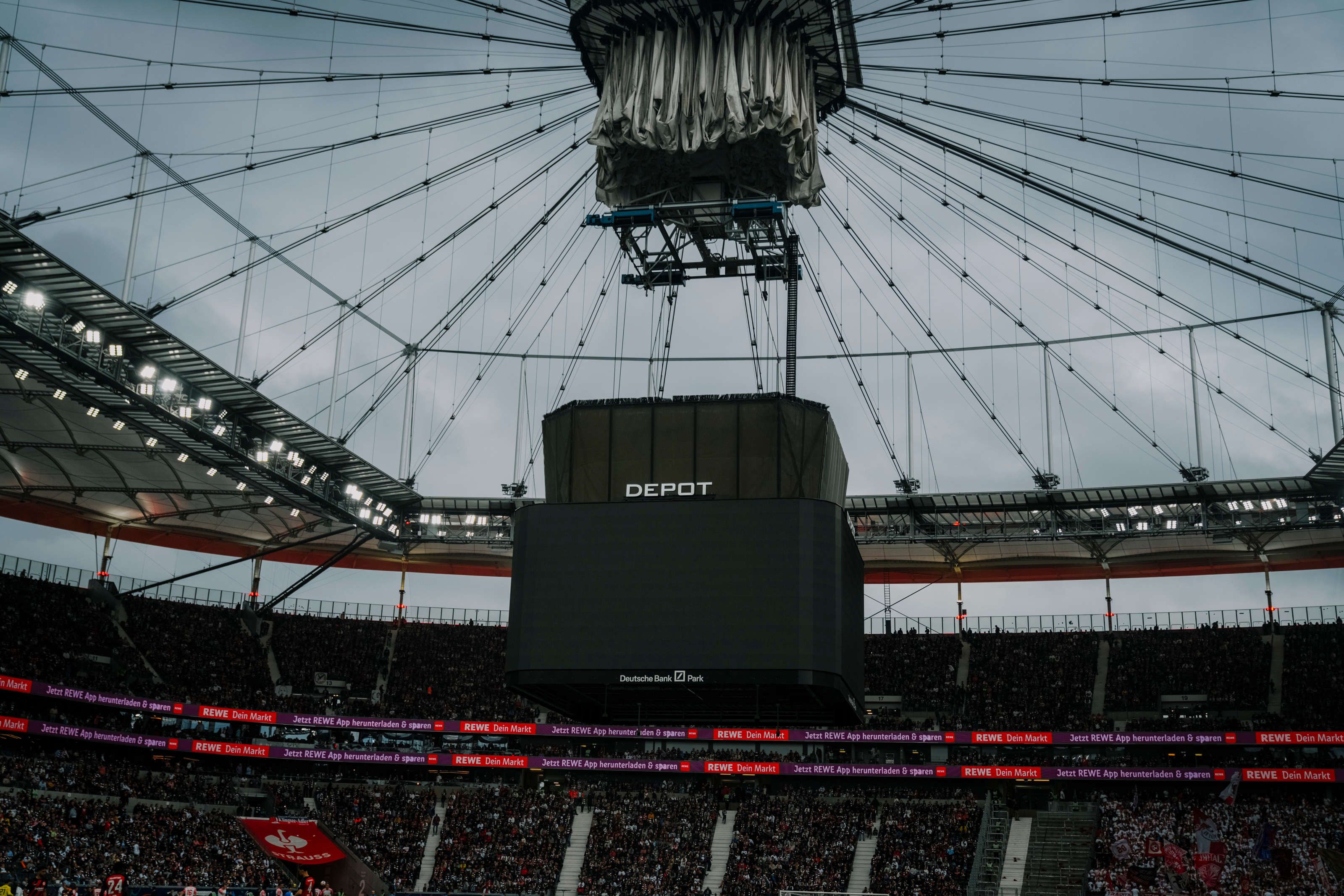 Aufgrund einer Sicherheitsfunktion im Videowürfel muss die Partie in der Folge für mehrere Minute unterbrochen werden. Für die Eintracht ein Glücksfall, denn ... Aufgrund einer Sicherheitsfunktion im Videowürfel muss die Partie in der Folge für mehrere Minute unterbrochen werden. Für die Eintracht ein Glücksfall, denn ...