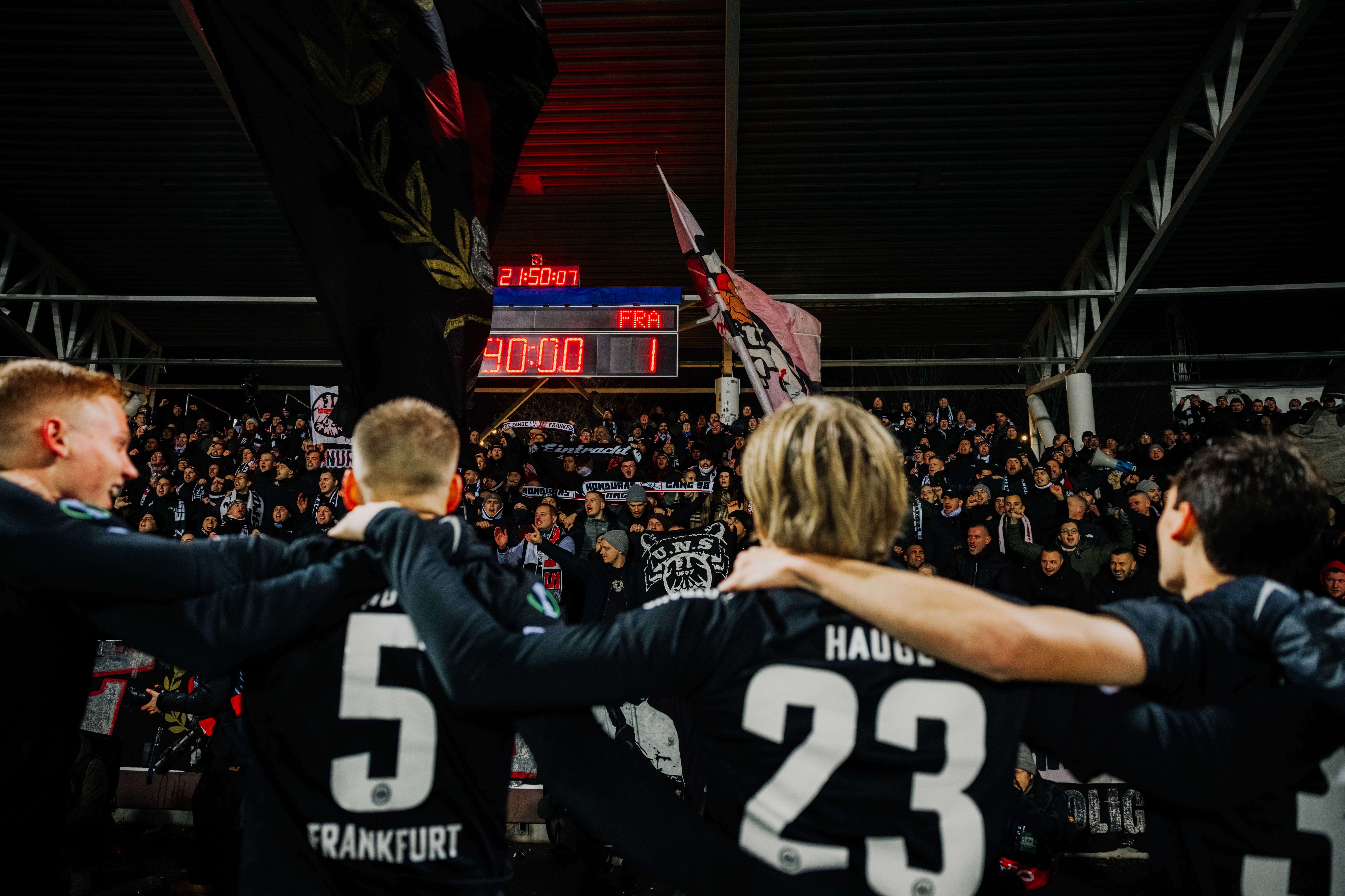 Gemeinsam durch die UEFA Europa Conference League: Die Fußballer und Fans von Eintracht Frankfurt. Gemeinsam durch die UEFA Europa Conference League: Die Fußballer und Fans von Eintracht Frankfurt.
