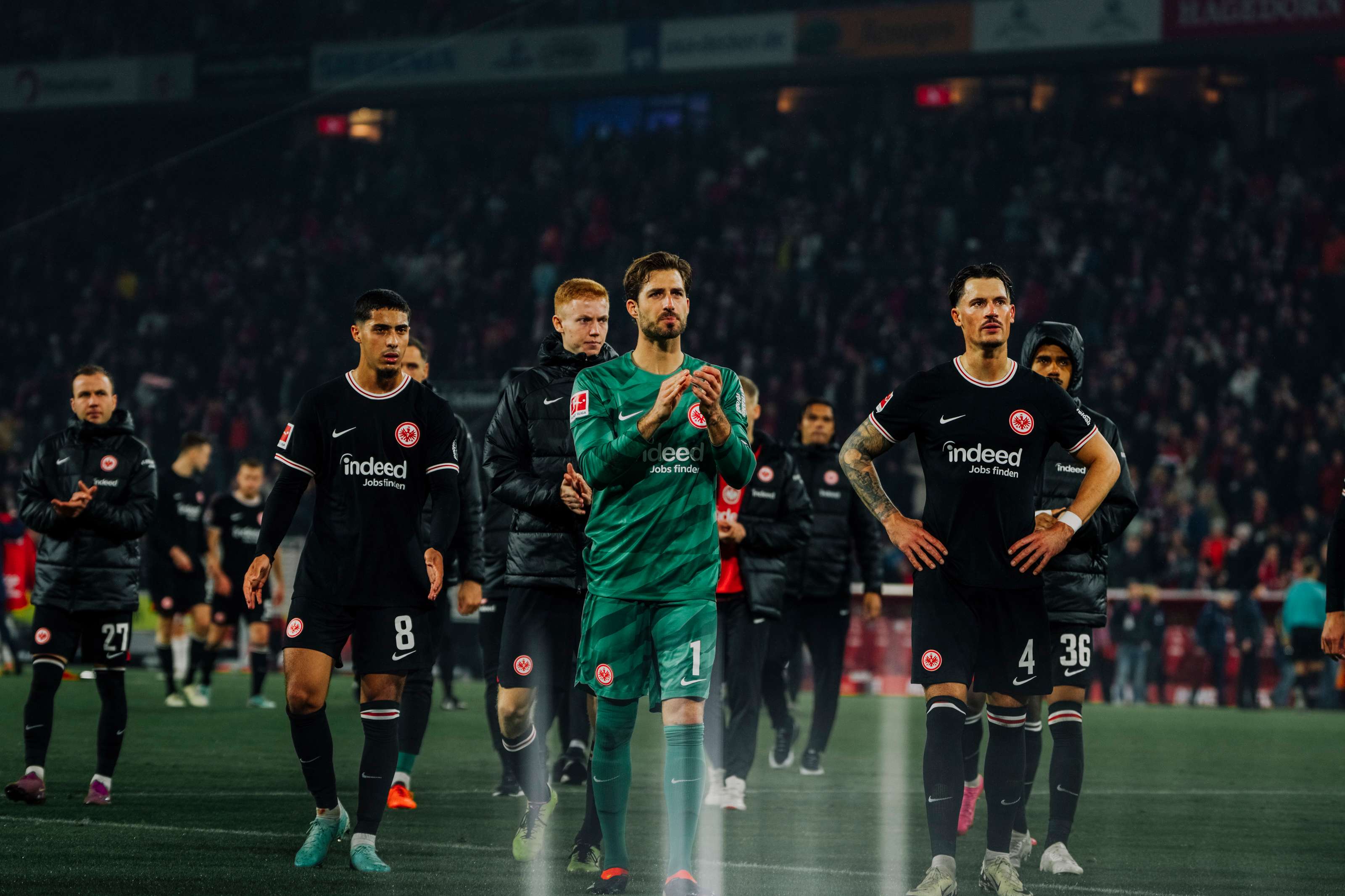 Vizekapitän Kevin Trapp geht mit der Mannschaft nach dem Spiel in Richtung Fans und steht auch später Rede und Antwort. Vizekapitän Kevin Trapp geht mit der Mannschaft nach dem Spiel in Richtung Fans und steht auch später Rede und Antwort.