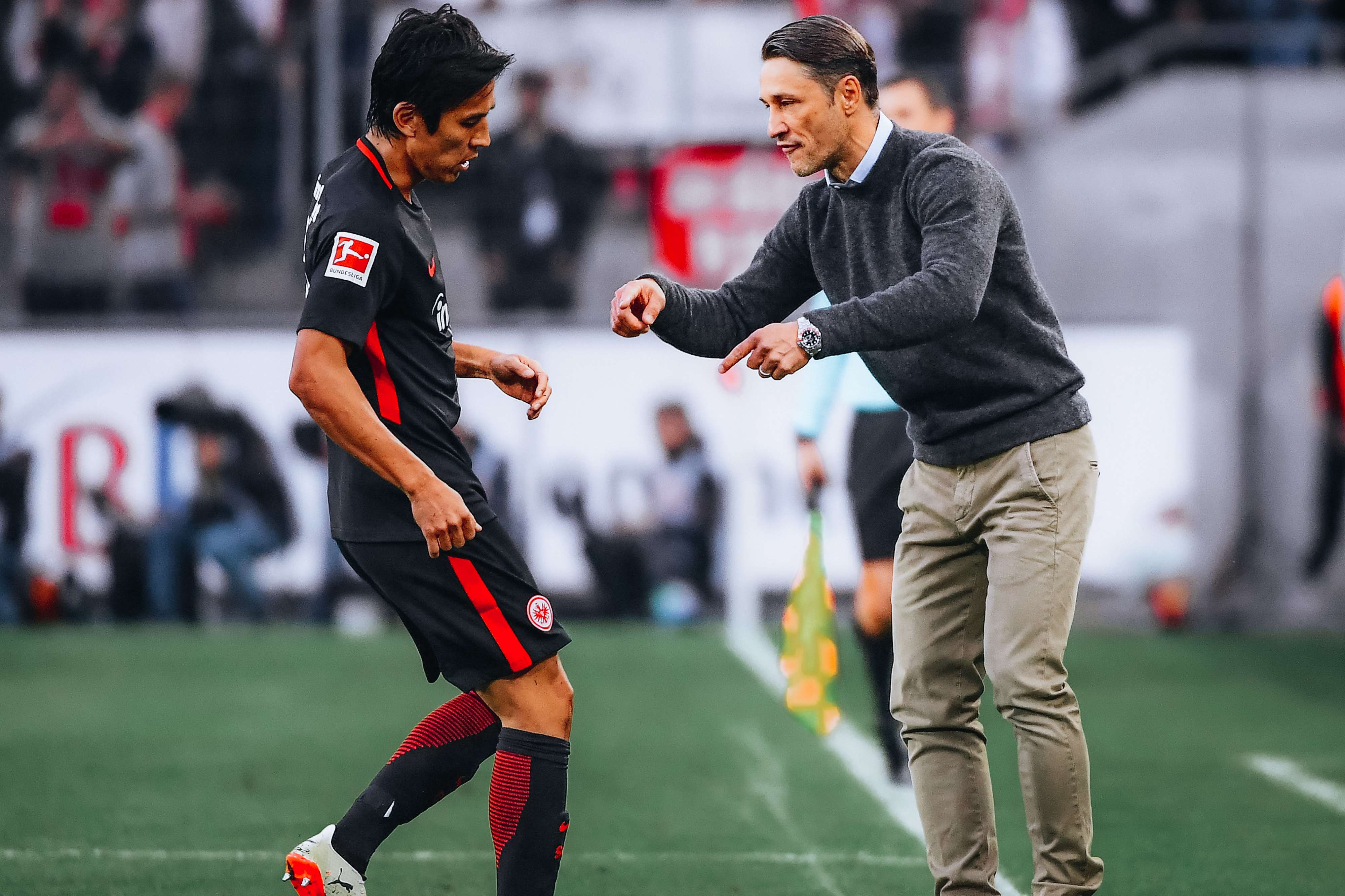 Bereits in Wolfsburg wird Hasebe, ursprünglich als offensiver Mittelfeldspieler nach Deutschland gekommen, in der Verteidigung eingesetzt. In Frankfurt belebt Cheftrainer Niko Kovac später mit Eintrachts Nummer 20 den Libero wieder. Bereits in Wolfsburg wird Hasebe, ursprünglich als offensiver Mittelfeldspieler nach Deutschland gekommen, in der Verteidigung eingesetzt. In Frankfurt belebt Cheftrainer Niko Kovac später mit Eintrachts Nummer 20 den Libero wieder.