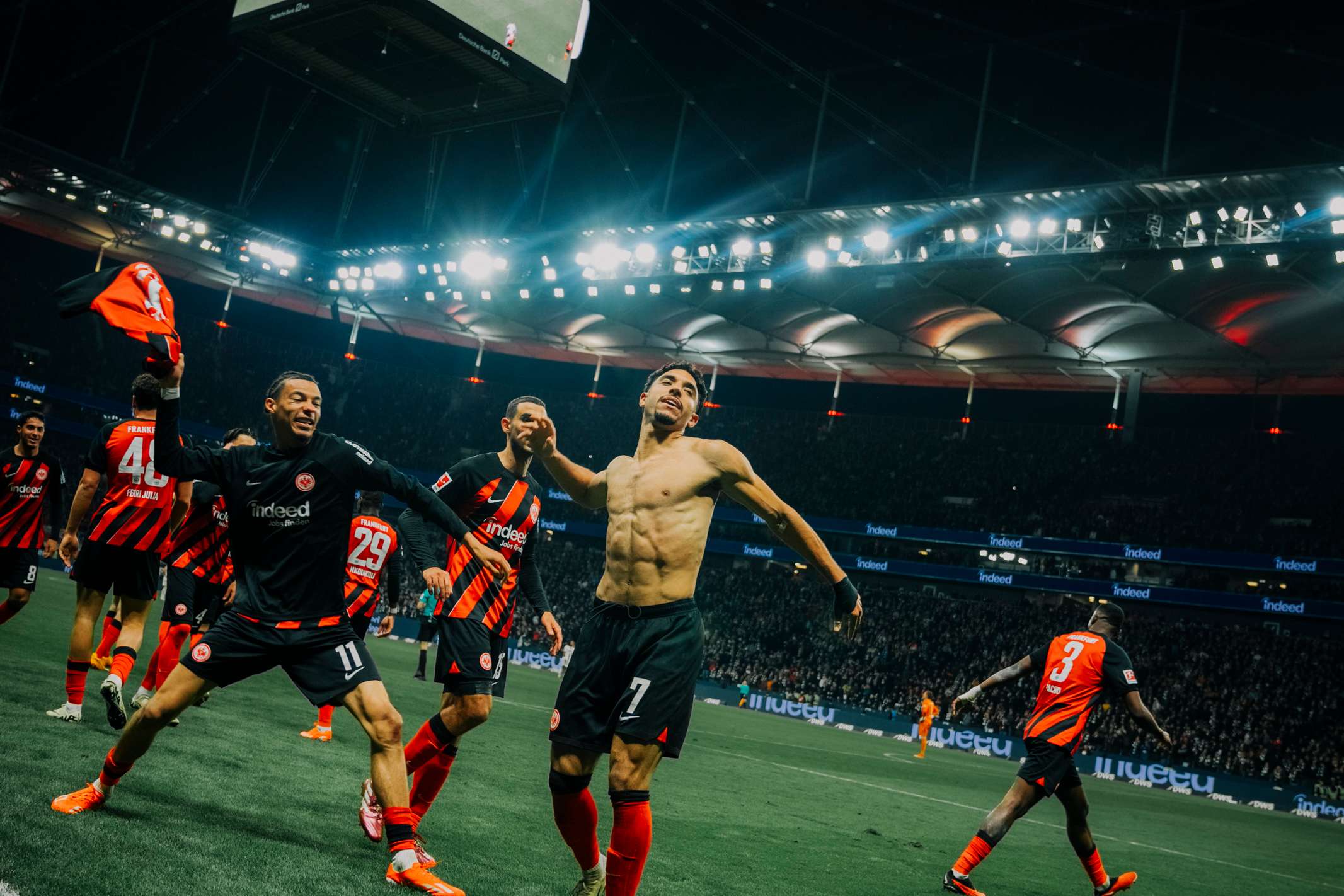 Die Erleichterung über den festgezurrten Heimsieg ist dabei nicht nur Omar Marmoush anzusehen. Die Eintracht siegt mit 3:1 über den FC Augsburg und hat nun einen Puffer von sechs Punkten auf Tabellenplatz sieben. Die Erleichterung über den festgezurrten Heimsieg ist dabei nicht nur Omar Marmoush anzusehen. Die Eintracht siegt mit 3:1 über den FC Augsburg und hat nun einen Puffer von sechs Punkten auf Tabellenplatz sieben.
