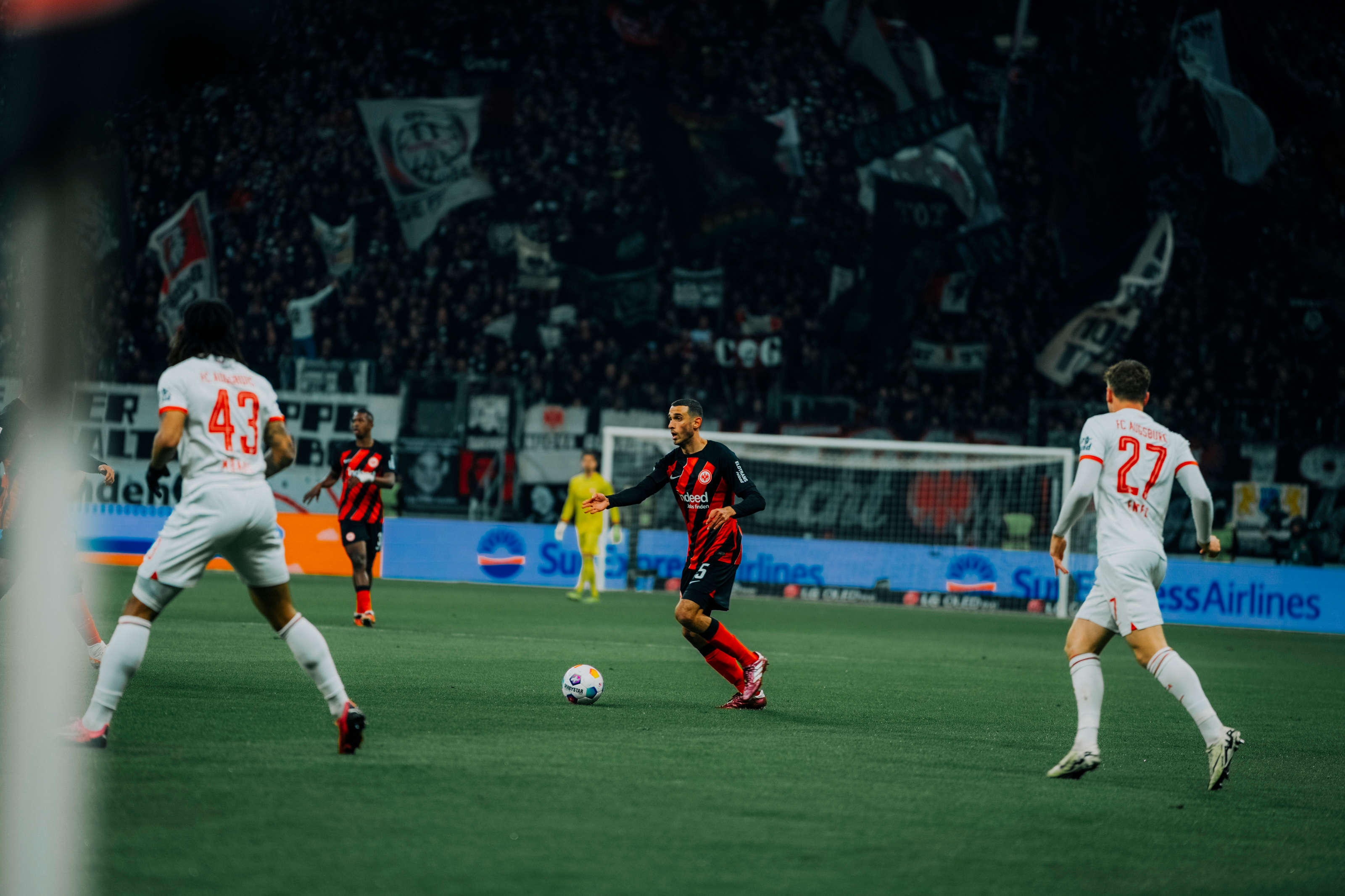 Zum Sportlichen: Im Vergleich zur Niederlage in Stuttgart wirft Eintracht-Cheftrainer Dino Toppmöller fünf neue Spieler in den Ring: Ekitiké, Götze, Dina Ebimbe, Skhiri und Max kehren in die erste Elf zurück. Dafür nehmen Knauff, Larsson, Nkounkou und Hasebe zunächst auf der Bank Platz. Bahoya fehlt angeschlagen. Zum Sportlichen: Im Vergleich zur Niederlage in Stuttgart wirft Eintracht-Cheftrainer Dino Toppmöller fünf neue Spieler in den Ring: Ekitiké, Götze, Dina Ebimbe, Skhiri und Max kehren in die erste Elf zurück. Dafür nehmen Knauff, Larsson, Nkounkou und Hasebe zunächst auf der Bank Platz. Bahoya fehlt angeschlagen.