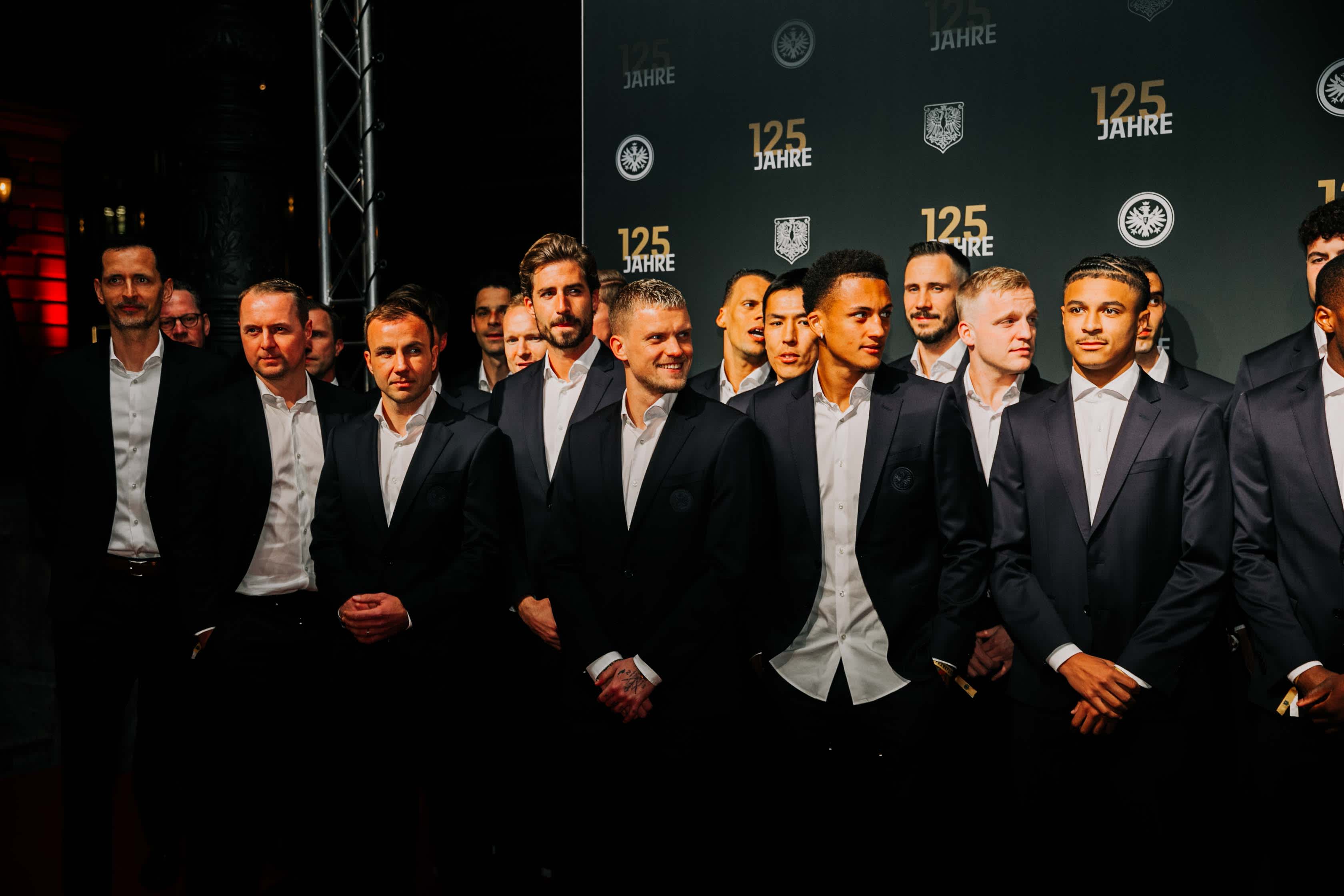125 Jahre Eintracht Frankfurt: Im Namen der Gegenwart präsentiert sich auch der Lizenzspielerbereich zahlreich. 125 Jahre Eintracht Frankfurt: Im Namen der Gegenwart präsentiert sich auch der Lizenzspielerbereich zahlreich.