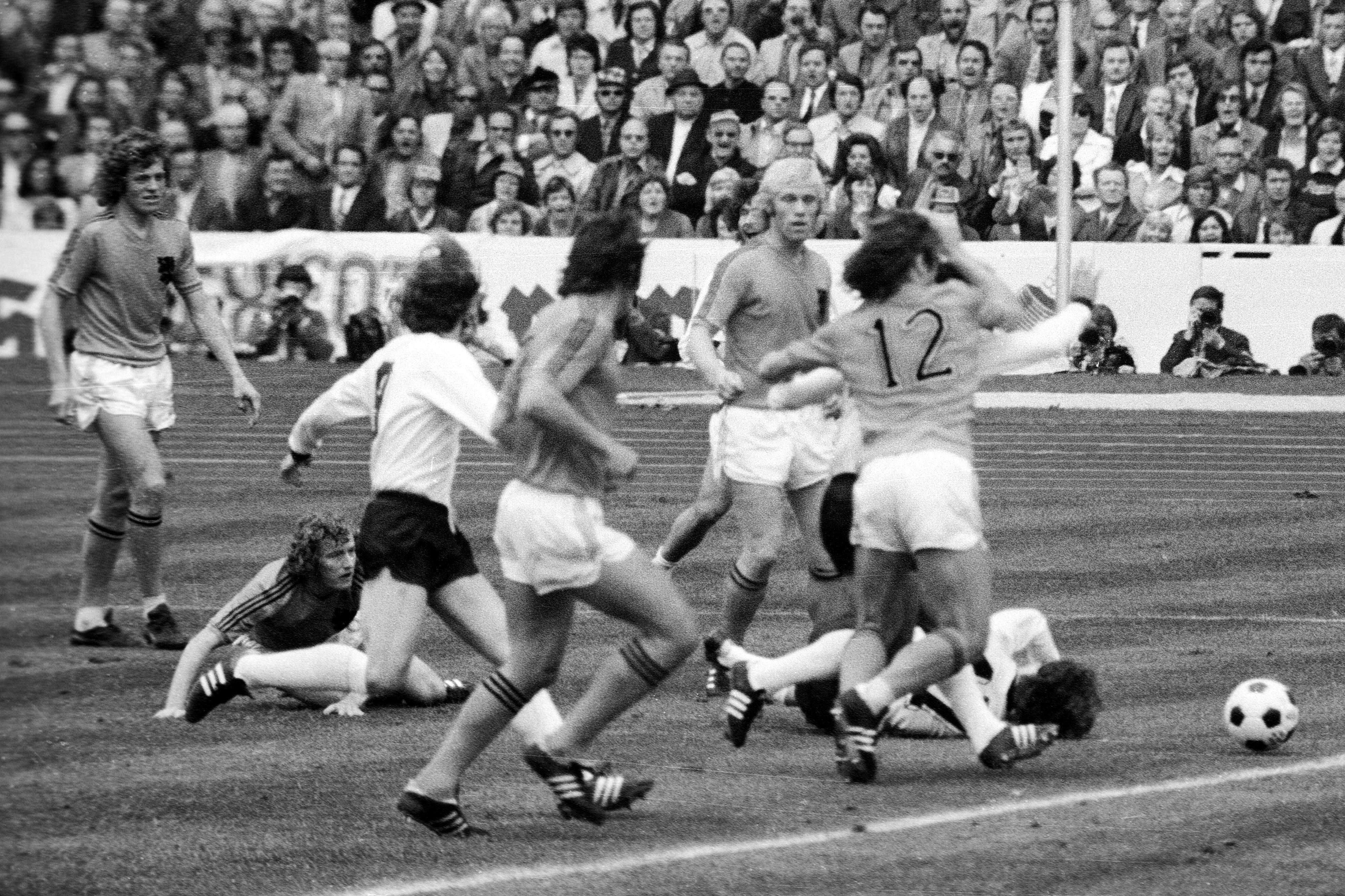 Im WM-Finale 1974 gegen die Niederlande führt ein Foul von Wim Jansen an Bernd Hölzenbein zum Elfmeter, der Deutschland den Ausgleich und später den Titelgewinn bescherte. Im WM-Finale 1974 gegen die Niederlande führt ein Foul von Wim Jansen an Bernd Hölzenbein zum Elfmeter, der Deutschland den Ausgleich und später den Titelgewinn bescherte.