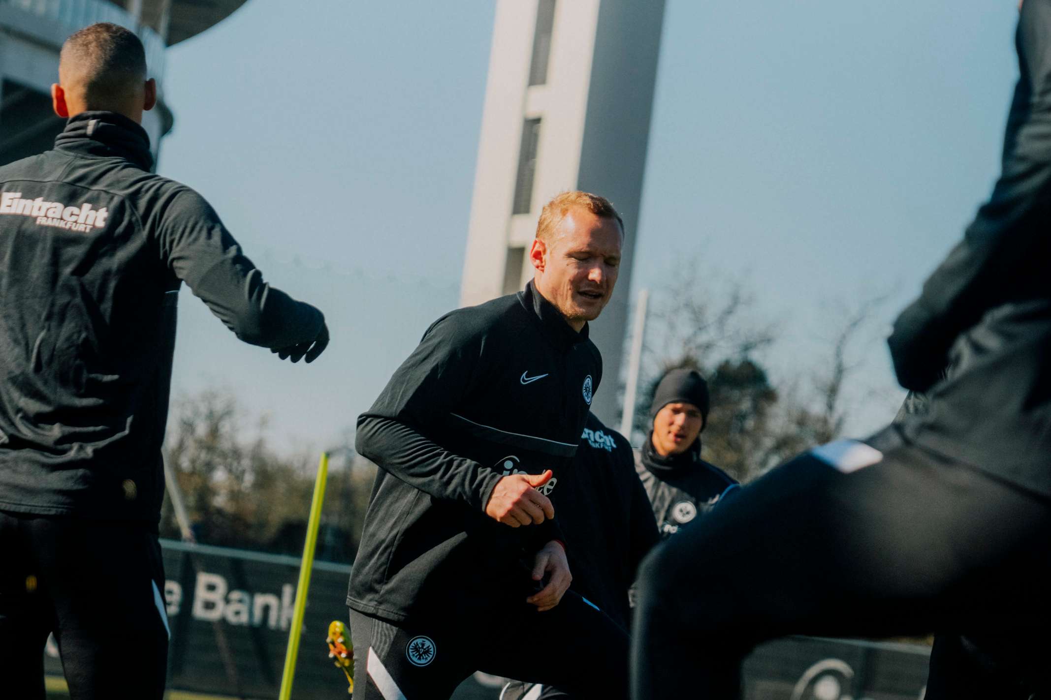 Der knapp zwei Wochen an der Bauchmuskulatur verletzte Sebastian Rode steht seit drei Tagen ebenso wieder im Mannschaftstraining... Der knapp zwei Wochen an der Bauchmuskulatur verletzte Sebastian Rode steht seit drei Tagen ebenso wieder im Mannschaftstraining...