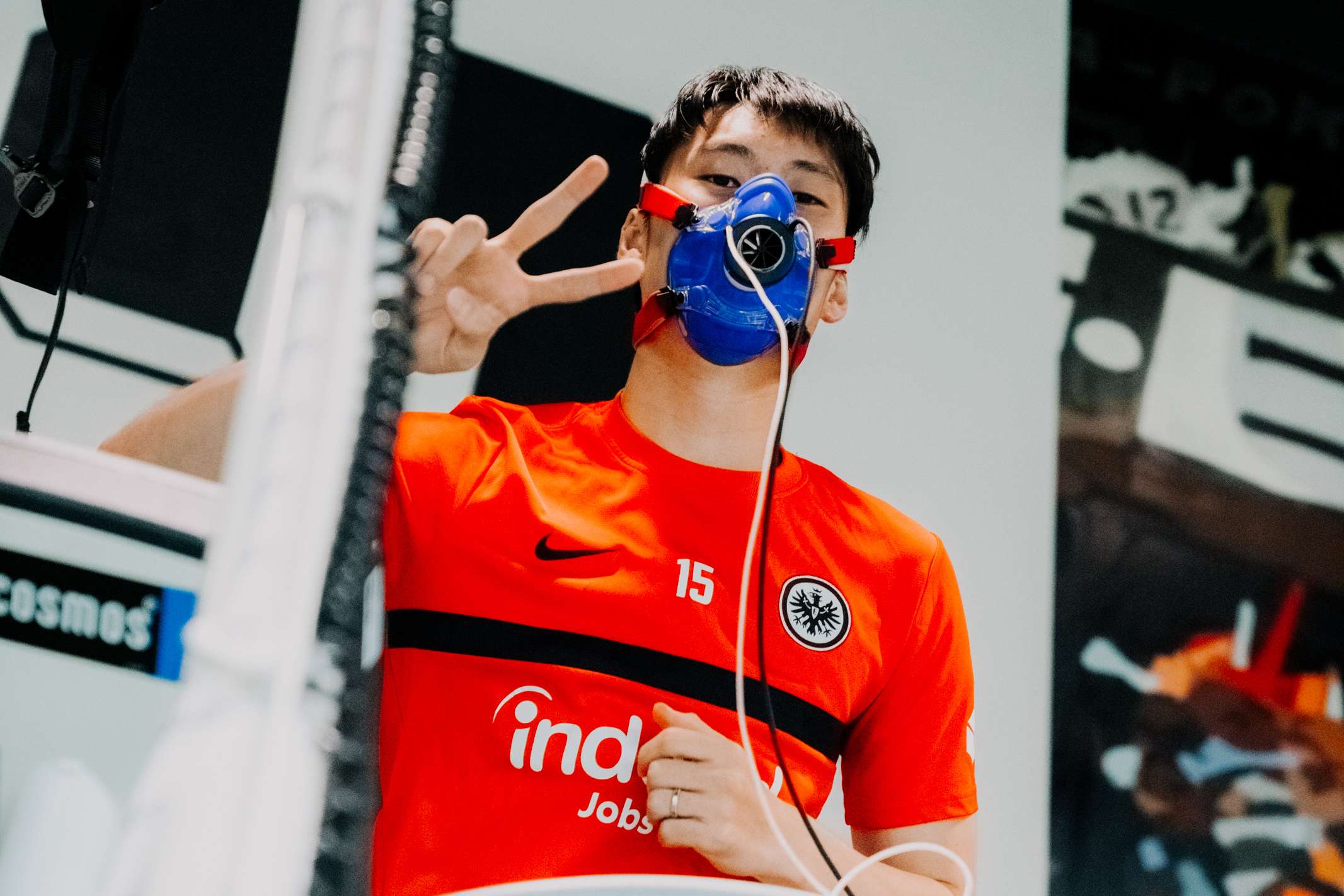 Daichi Kamada präsentiert sich im Innenraum so fleißig wie auf dem Spielfeld. Daichi Kamada präsentiert sich im Innenraum so fleißig wie auf dem Spielfeld.
