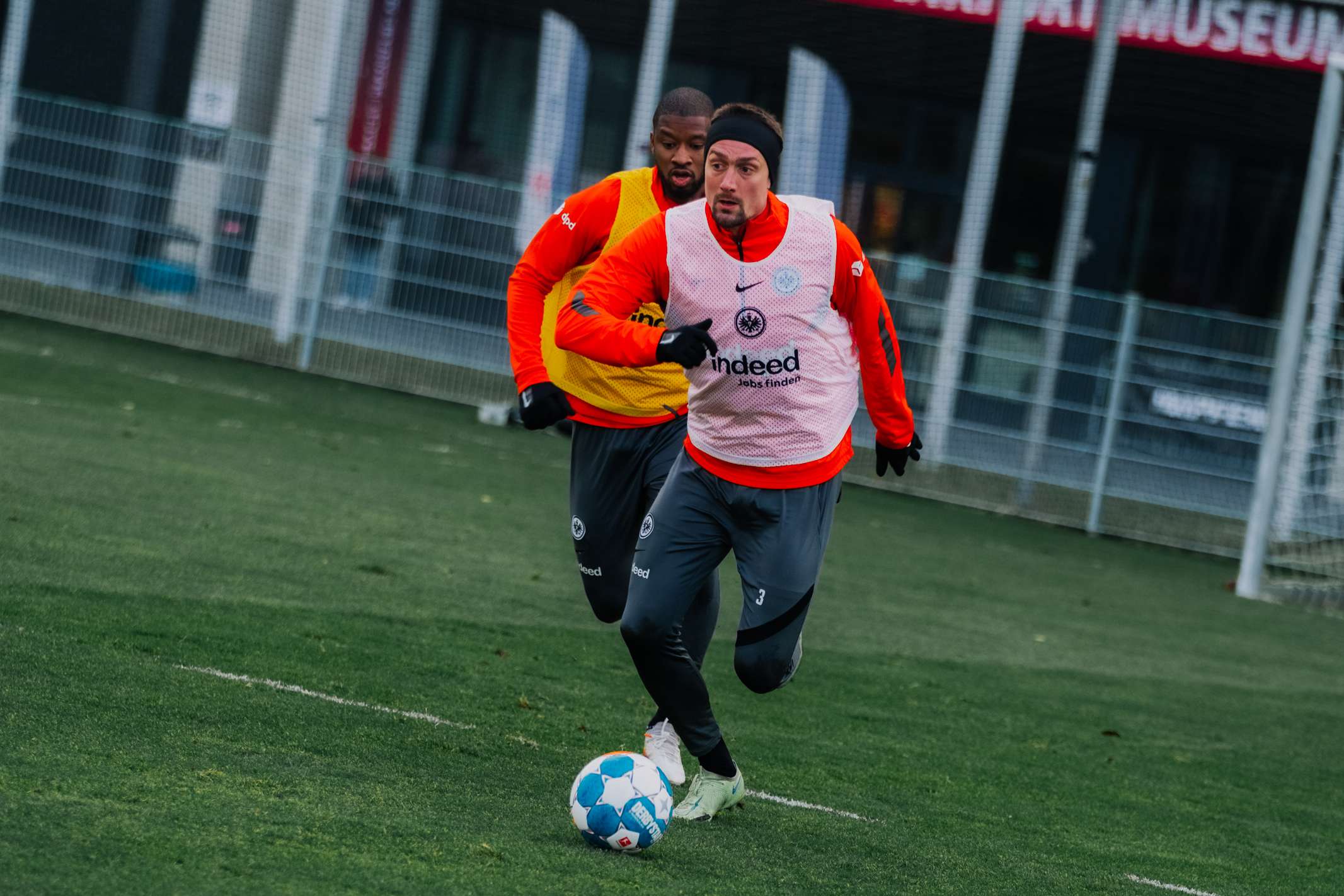 ...und Stefan Ilsanker versucht, Almamy Toure zu enteilen. ...und Stefan Ilsanker versucht, Almamy Toure zu enteilen.