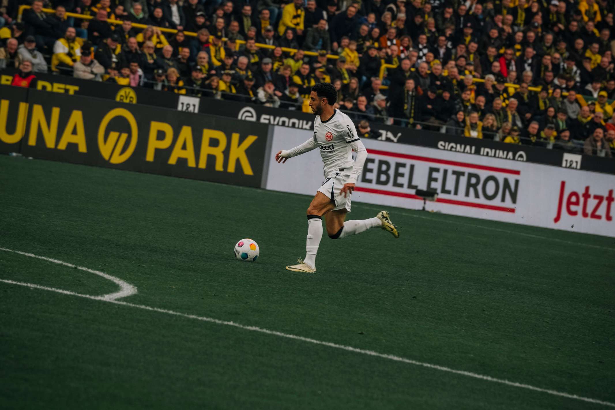 Die Dortmunder bestimmen die ersten Minuten, doch die Eintracht geht mit ihrem ersten Angriff in Führung: Nach einem langen Ball von Willian Pacho verschätzt sich Nico Schlotterbeck an der Mittellinie. Omar Marmoush kann mit Tempo allein auf BVB-Keeper Alexander Meyer zulaufen ... Die Dortmunder bestimmen die ersten Minuten, doch die Eintracht geht mit ihrem ersten Angriff in Führung: Nach einem langen Ball von Willian Pacho verschätzt sich Nico Schlotterbeck an der Mittellinie. Omar Marmoush kann mit Tempo allein auf BVB-Keeper Alexander Meyer zulaufen ...
