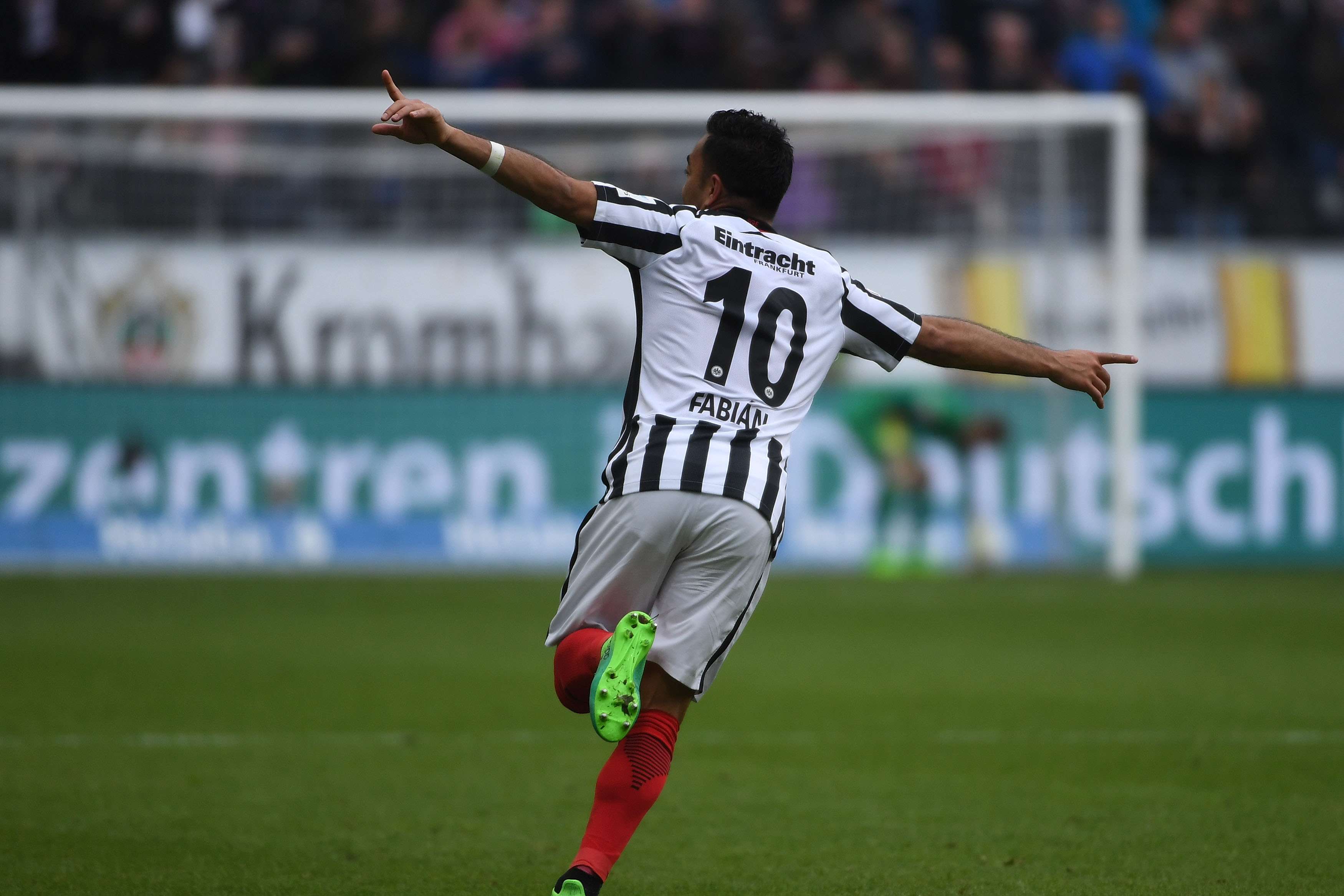 22.04.2017, xjhx, Fussball 1.Bundesliga, Eintracht Frankfurt - FC Augsburg, emspor, v.l. Marco Fabian, Marco Jhonfai Fabian de la Mora (Eintracht Frankfurt) celebrate the goal, Torjubel zum 1:1 © Jan Huebner 22.04.2017, xjhx, Fussball 1.Bundesliga, Eintracht Frankfurt - FC Augsburg, emspor, v.l. Marco Fabian, Marco Jhonfai Fabian de la Mora (Eintracht Frankfurt) celebrate the goal, Torjubel zum 1:1 © Jan Huebner
