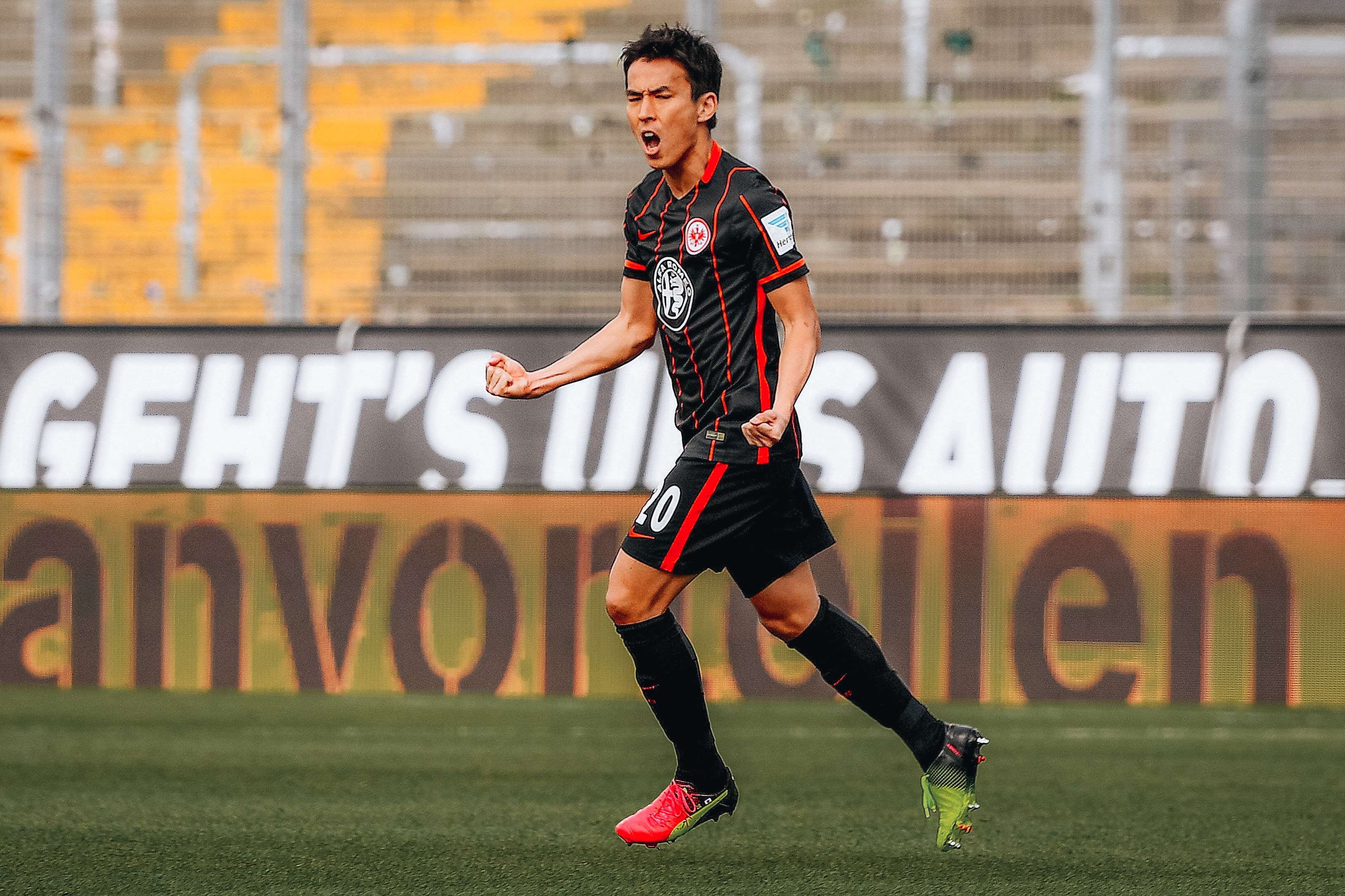 Sein erstes Tor im Trikot mit dem Adler auf der Brust erzielt Makoto Hasebe am 30. April 2016 beim 2:1-Erfolg auswärts gegen den SV Darmstadt 98. Sein erstes Tor im Trikot mit dem Adler auf der Brust erzielt Makoto Hasebe am 30. April 2016 beim 2:1-Erfolg auswärts gegen den SV Darmstadt 98.