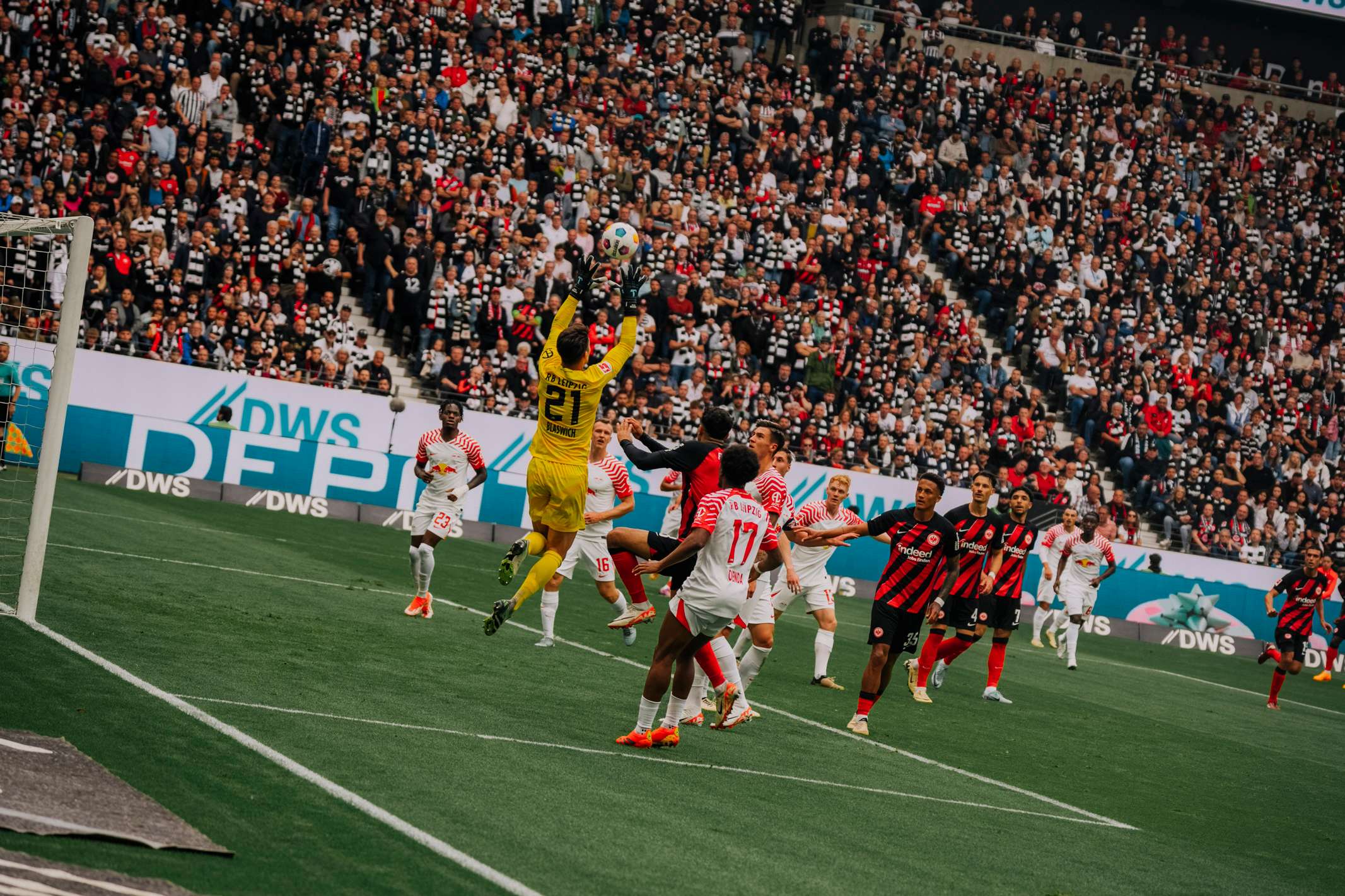 Doch zum Sportlichen: Innerhalb einer Minute bricht die Eintracht auf der linken Seiten durch, doch erst wird ein Querpass von Ansgar Knauff nach klugem Zuspiel von Mario Götze abgeblockt (10.), dann findet eine scharfe Hereingabe von Hugo Ekitiké am langen Pfosten keinen Abnehmer (11.). Doch zum Sportlichen: Innerhalb einer Minute bricht die Eintracht auf der linken Seiten durch, doch erst wird ein Querpass von Ansgar Knauff nach klugem Zuspiel von Mario Götze abgeblockt (10.), dann findet eine scharfe Hereingabe von Hugo Ekitiké am langen Pfosten keinen Abnehmer (11.).