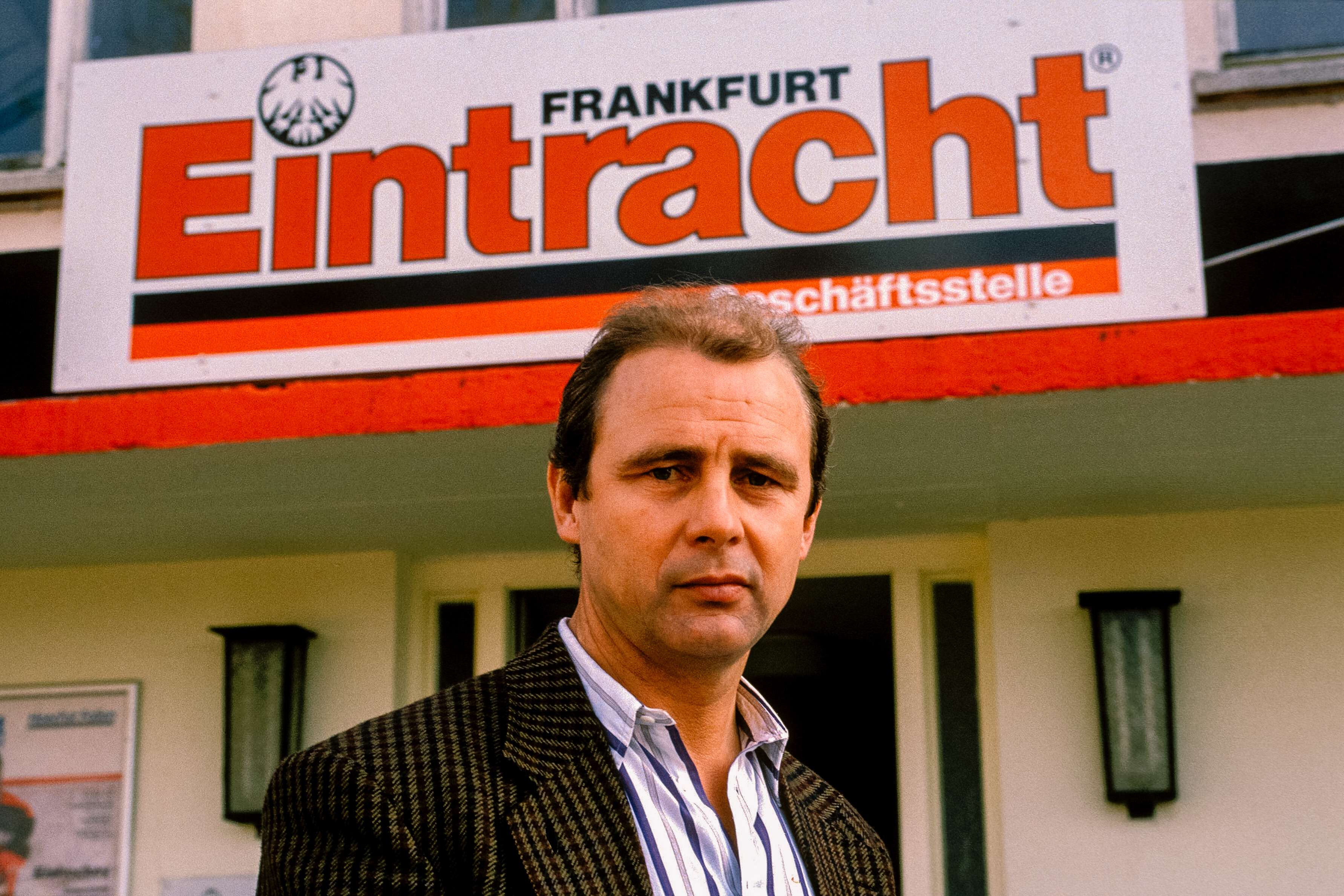 Bernd Hölzenbein vor der Geschäftsstelle von Eintracht Frankfurt, 1988 wird Holz Vizepräsident. Bernd Hölzenbein vor der Geschäftsstelle von Eintracht Frankfurt, 1988 wird Holz Vizepräsident.