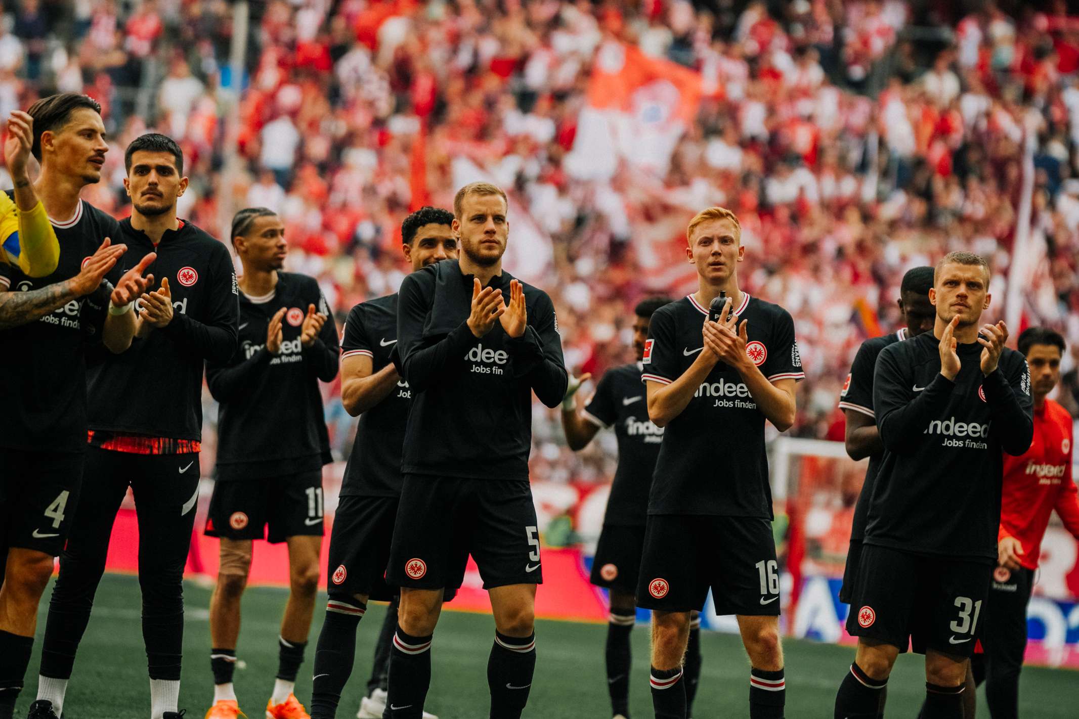 Letztlich verliert Frankfurt in München mit 1:2. An der Tabellenkonstellation hat sich, weil auch die Konkurrenten Hoffenheim, Augsburg und Freiburg verlieren, nichts verändert. Letztlich verliert Frankfurt in München mit 1:2. An der Tabellenkonstellation hat sich, weil auch die Konkurrenten Hoffenheim, Augsburg und Freiburg verlieren, nichts verändert.