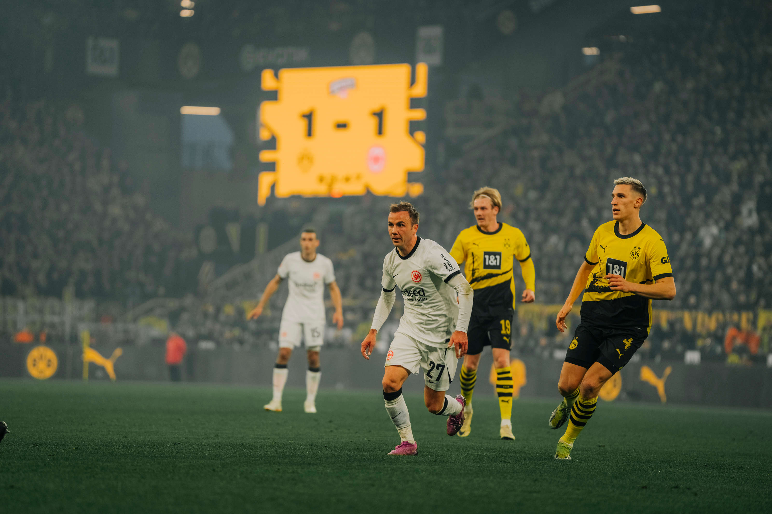 Der BVB ist zum Ende der ersten 45 Minuten etwas stärker, doch die Eintracht bringt das Unentschieden in die Pause. Der BVB ist zum Ende der ersten 45 Minuten etwas stärker, doch die Eintracht bringt das Unentschieden in die Pause.