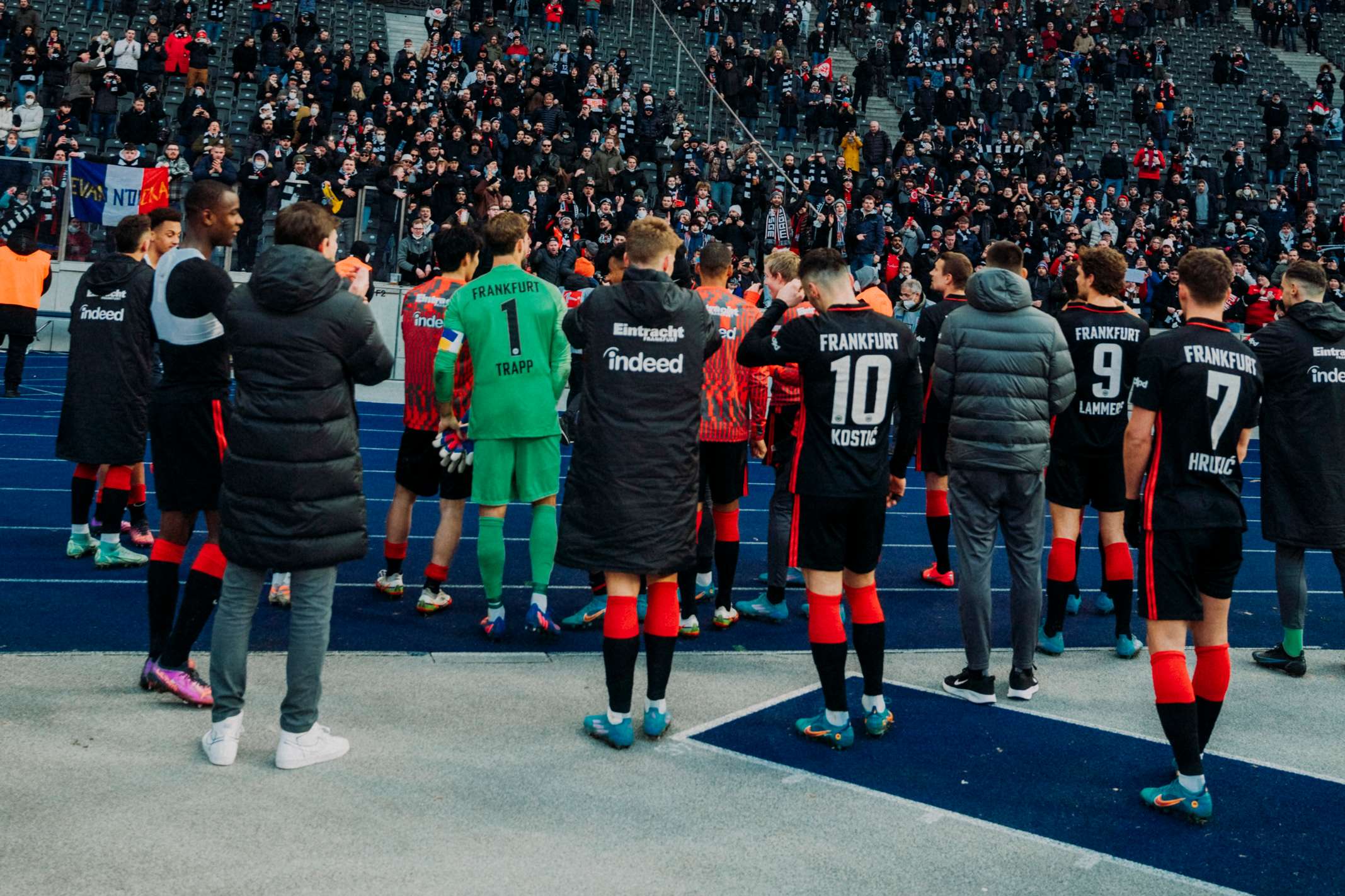 Der Applaus der 500 mitgereisten Eintracht-Fans ist den Profis gewiss. Diese bedanken sich umgekehrt für die Unterstützung – und blicken nun zwei Englischen Wochen hintereinander entgegen. Der Applaus der 500 mitgereisten Eintracht-Fans ist den Profis gewiss. Diese bedanken sich umgekehrt für die Unterstützung – und blicken nun zwei Englischen Wochen hintereinander entgegen.
