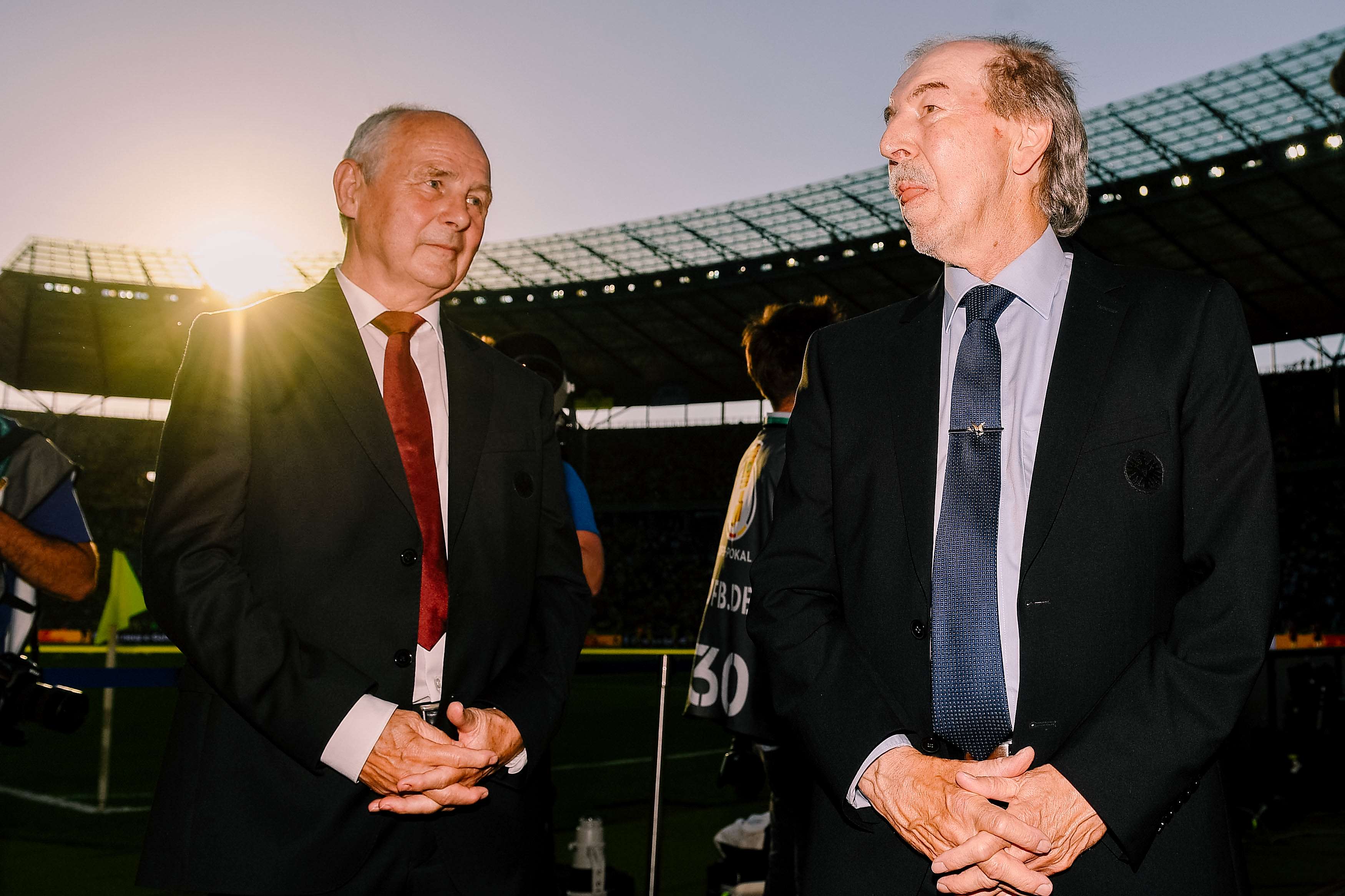 ... im Fußballhimmel: Bernd Hölzenbein (l.) und Jürgen Grabowski ... im Fußballhimmel: Bernd Hölzenbein (l.) und Jürgen Grabowski