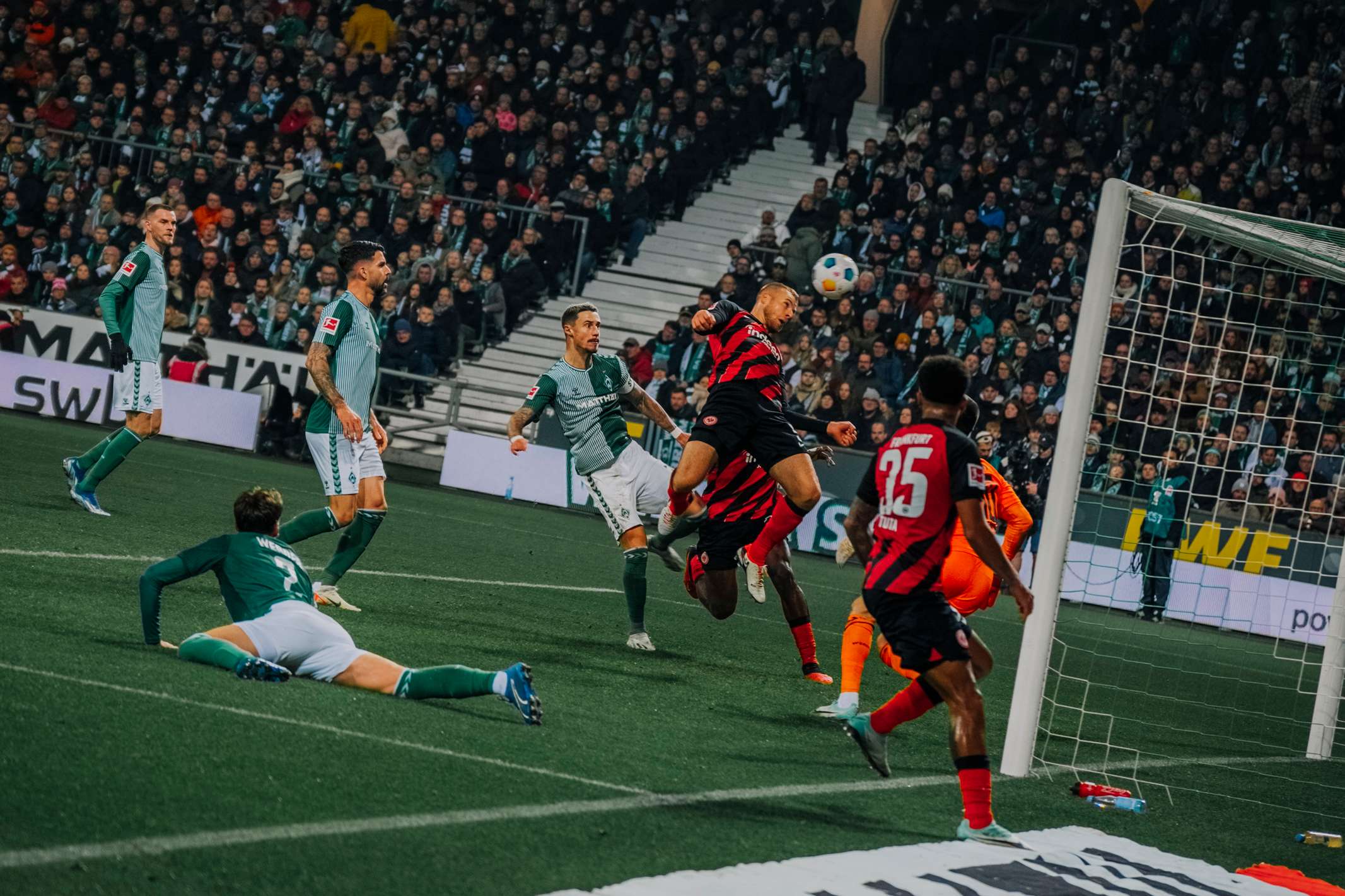 Augen zu und durch: Hrvoje Smolcic drückt den Ball nach einer Freistoßevariante über Omar Marmoush und den wiedergenesenen Tuta zum 2:2-Endstand über die Linie. Augen zu und durch: Hrvoje Smolcic drückt den Ball nach einer Freistoßevariante über Omar Marmoush und den wiedergenesenen Tuta zum 2:2-Endstand über die Linie.