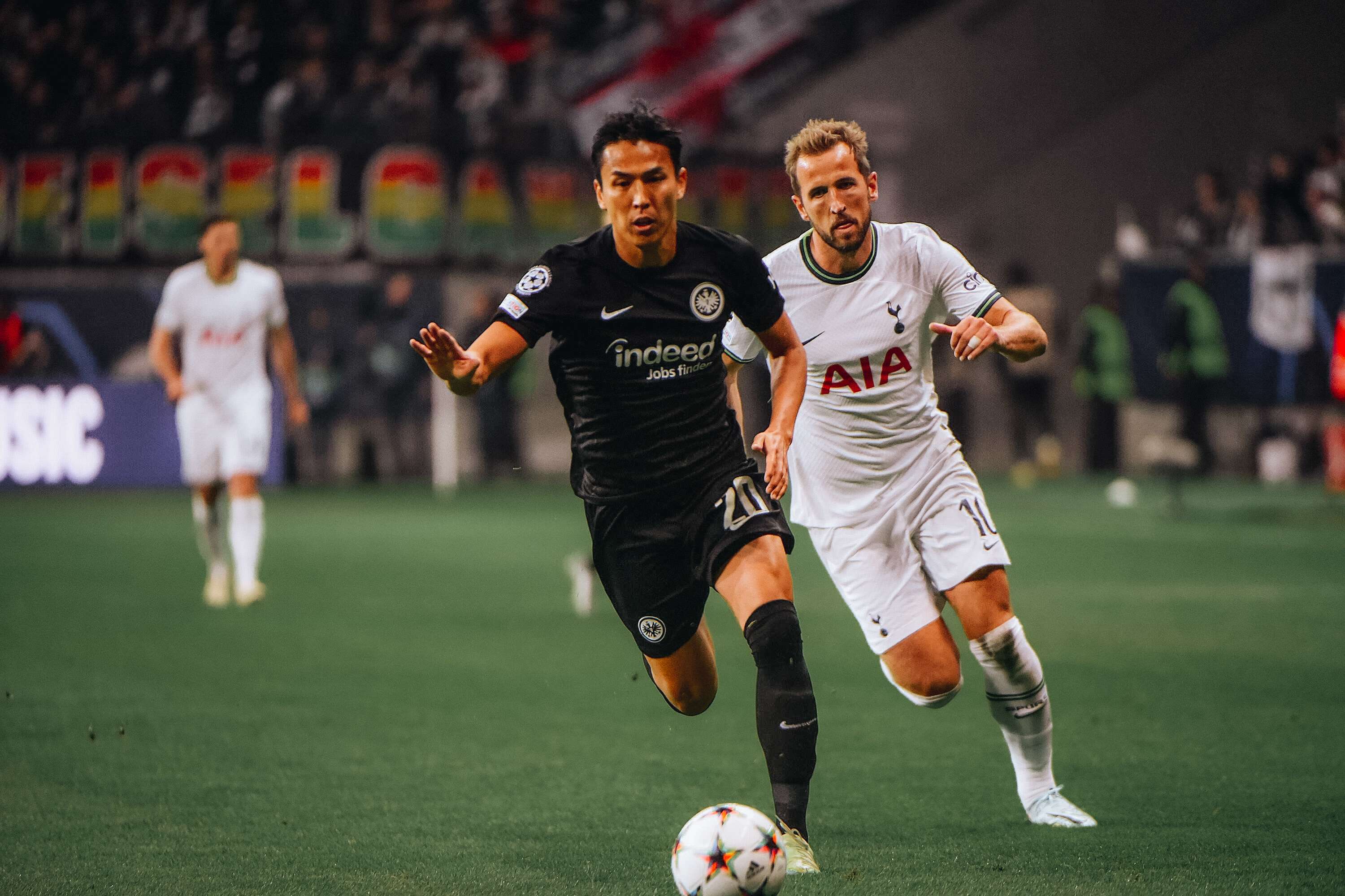 Durch den Europapokalsieg löst die Eintracht das Ticket für die UEFA Champions League. In der Gruppenphase raubt Hasebe unter anderem dem damaligen Tottenham-Stürmer Harry Kane den letzten Nerv. Durch den Europapokalsieg löst die Eintracht das Ticket für die UEFA Champions League. In der Gruppenphase raubt Hasebe unter anderem dem damaligen Tottenham-Stürmer Harry Kane den letzten Nerv.