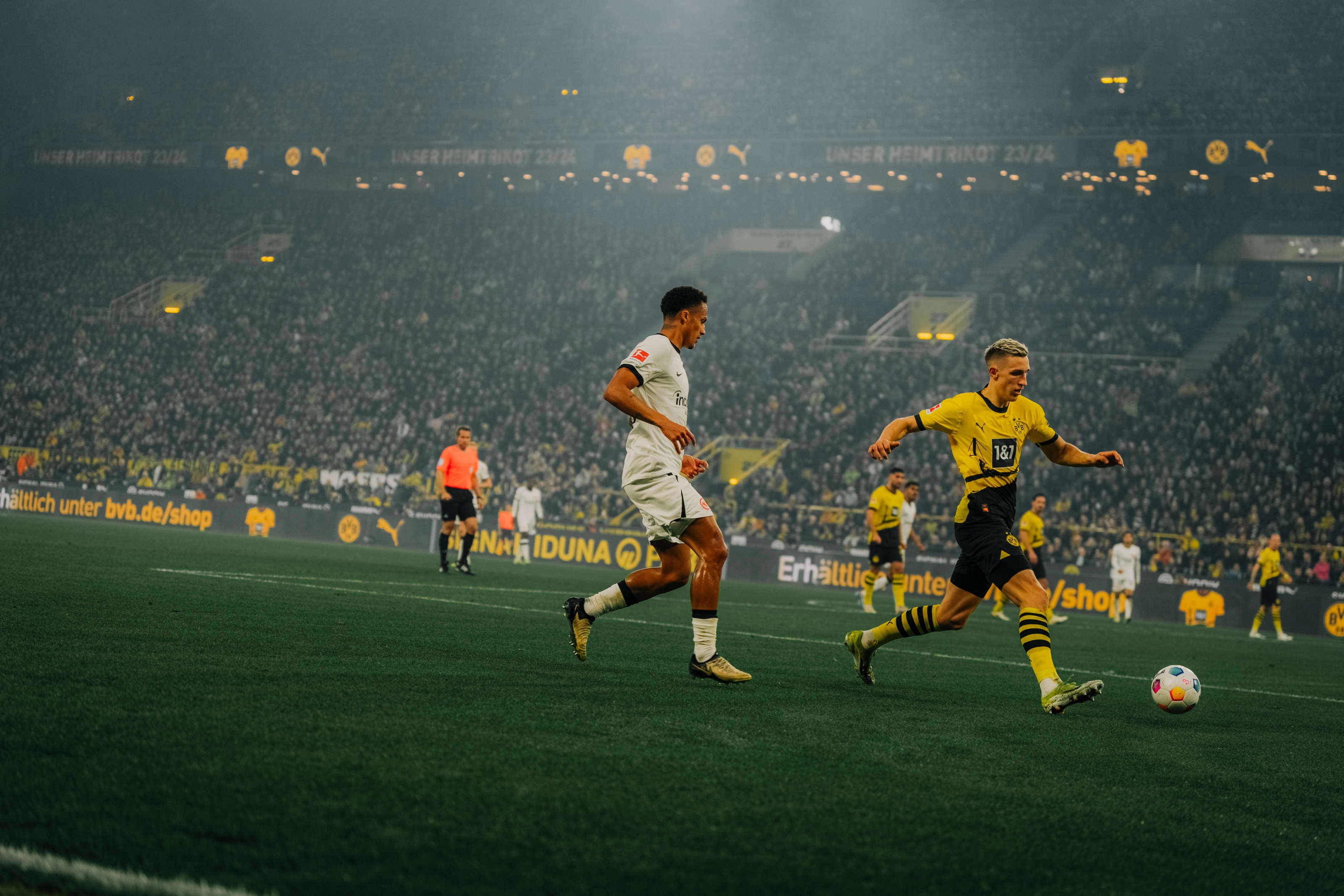 In die zurückerlangte Sicherheit hinein sticht nach einem indirekten Freistoß Mats Hummels mit dem Kopfballtreffer zum 1:2 aus Sicht der Hessen (81.). In die zurückerlangte Sicherheit hinein sticht nach einem indirekten Freistoß Mats Hummels mit dem Kopfballtreffer zum 1:2 aus Sicht der Hessen (81.).