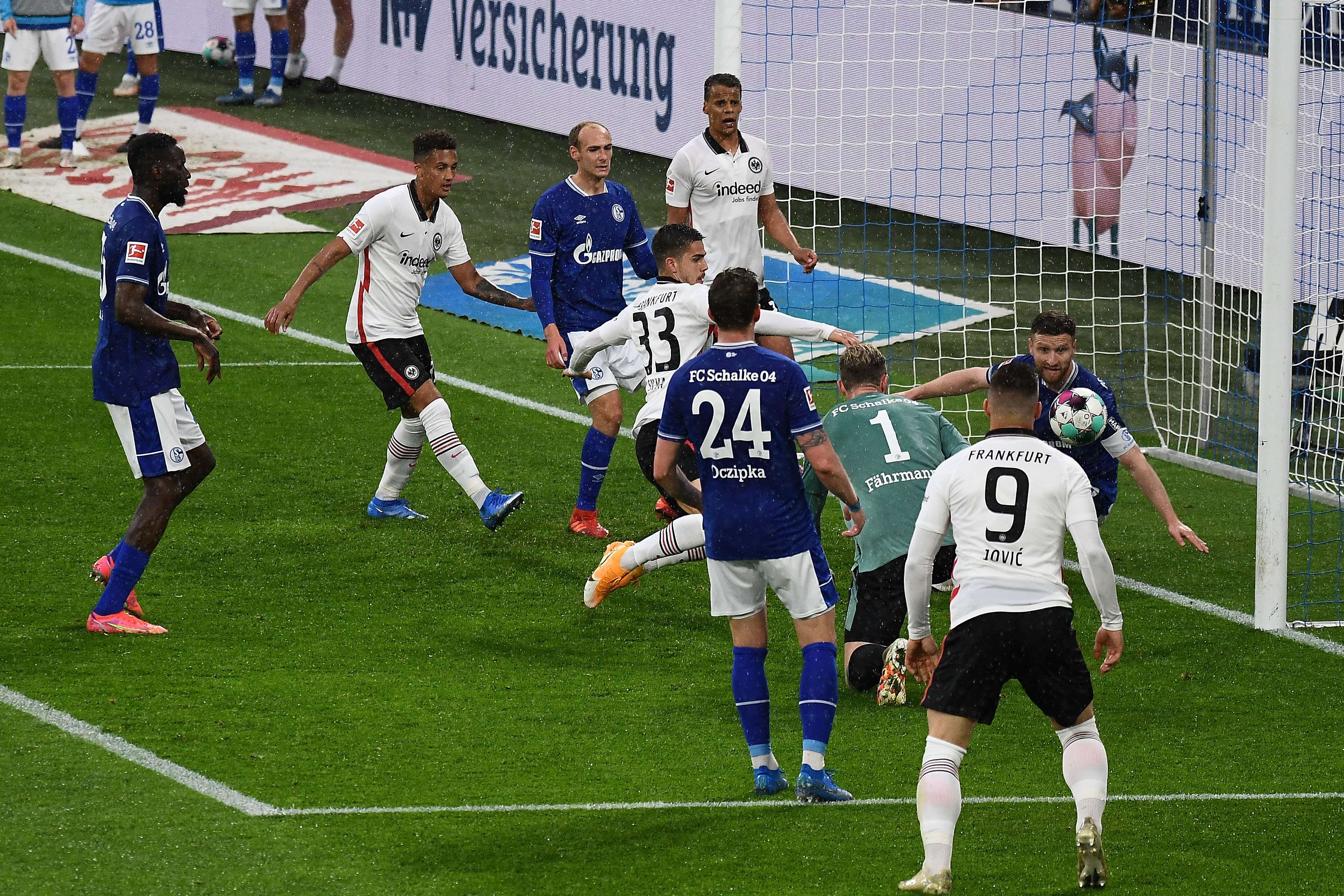 27. Saisontor von André Silva im Spiel FC Schalke 04 gegen Eintracht Frankfurt zum 4:3 in der 72. Minute (33. Spieltag). Bild 1