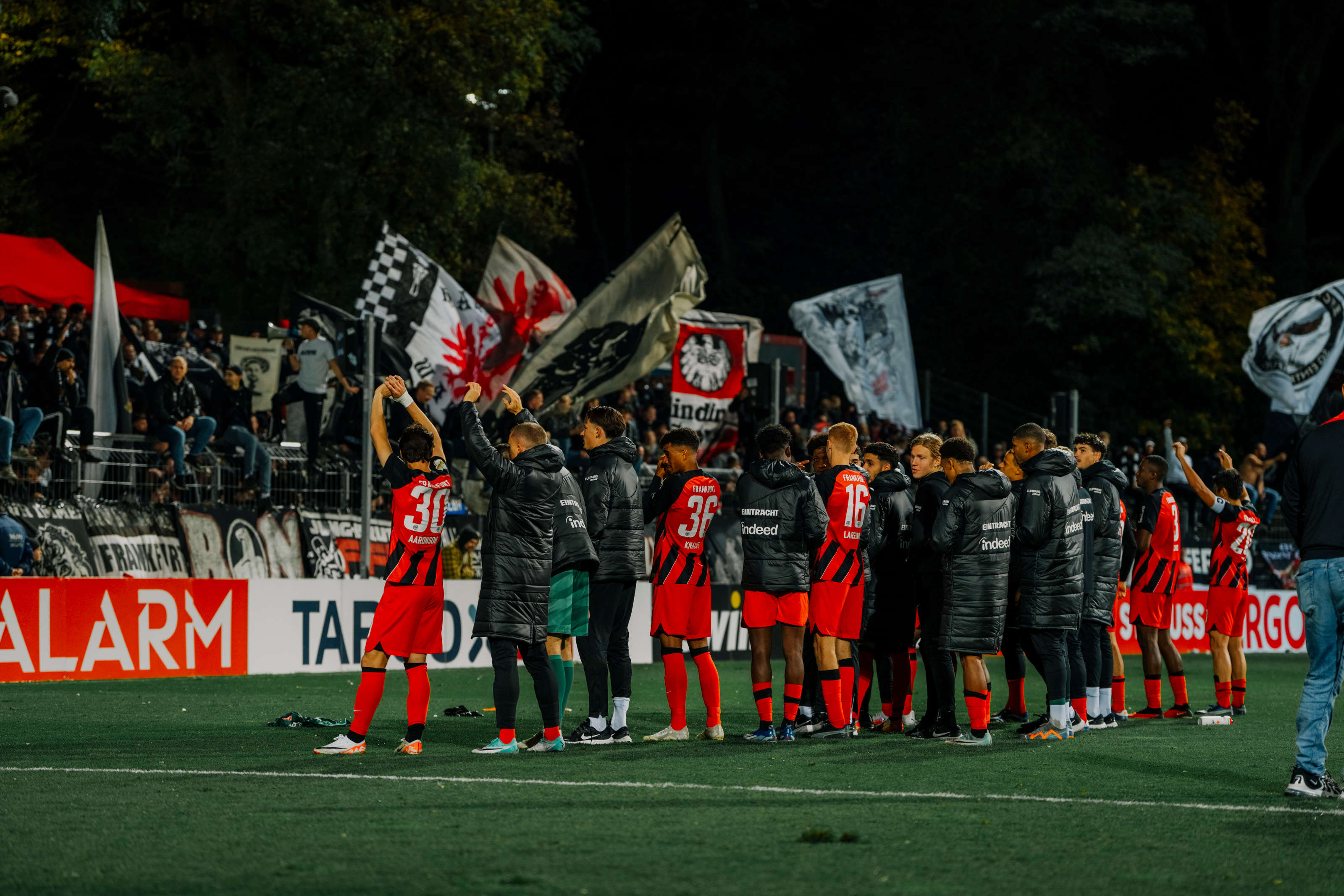 Die Mannschaft bedankt sich bei der Vielzahl an Eintracht-Fans, die die Reise nach Köln auf sich genommen haben, um die Eintracht gegen die Viktoria zu unterstützen. Die Mannschaft bedankt sich bei der Vielzahl an Eintracht-Fans, die die Reise nach Köln auf sich genommen haben, um die Eintracht gegen die Viktoria zu unterstützen.